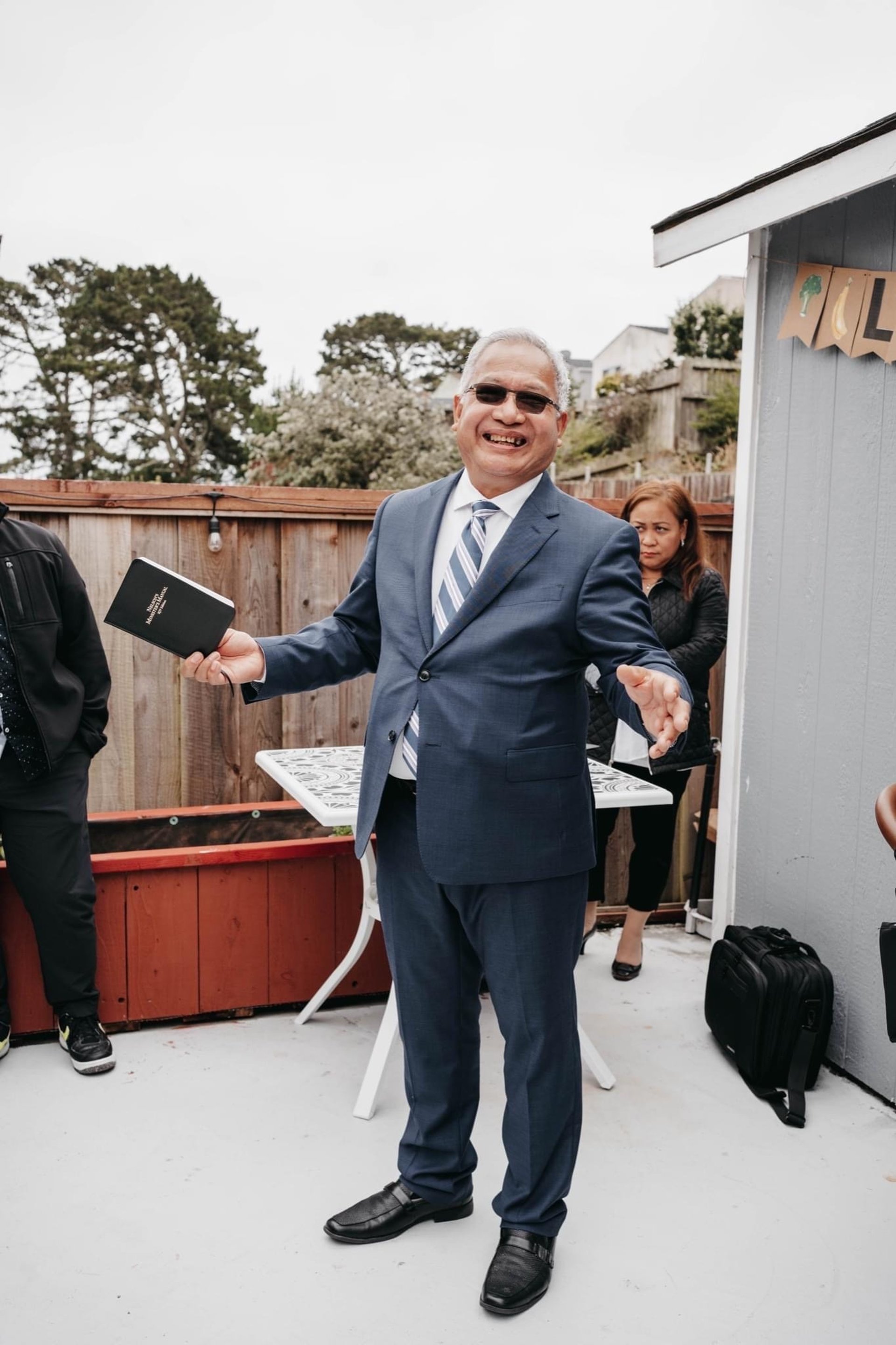 gray computer monitor