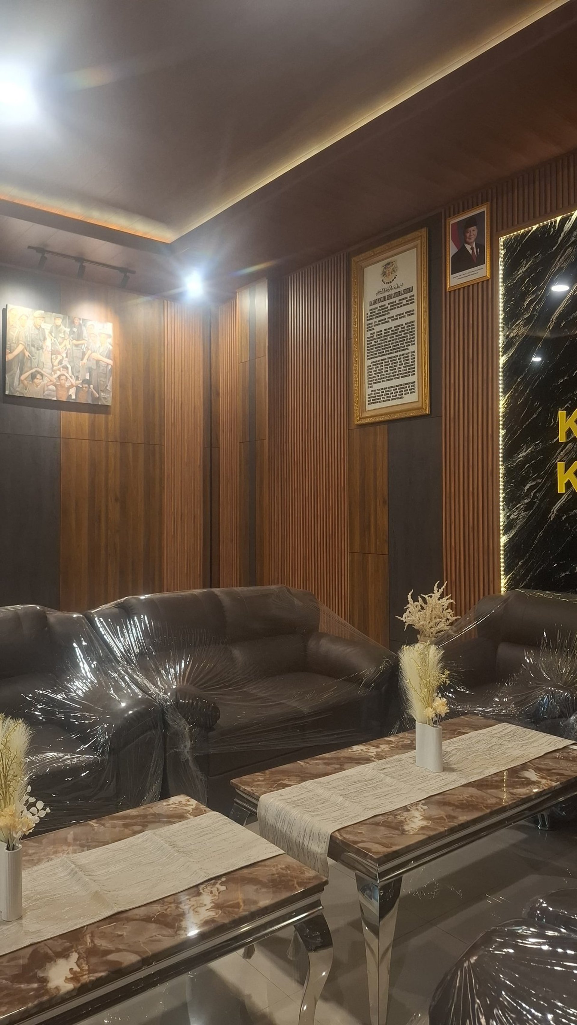hasil pemasangan plafon pvc motif kayu di ruang tamu bekasi