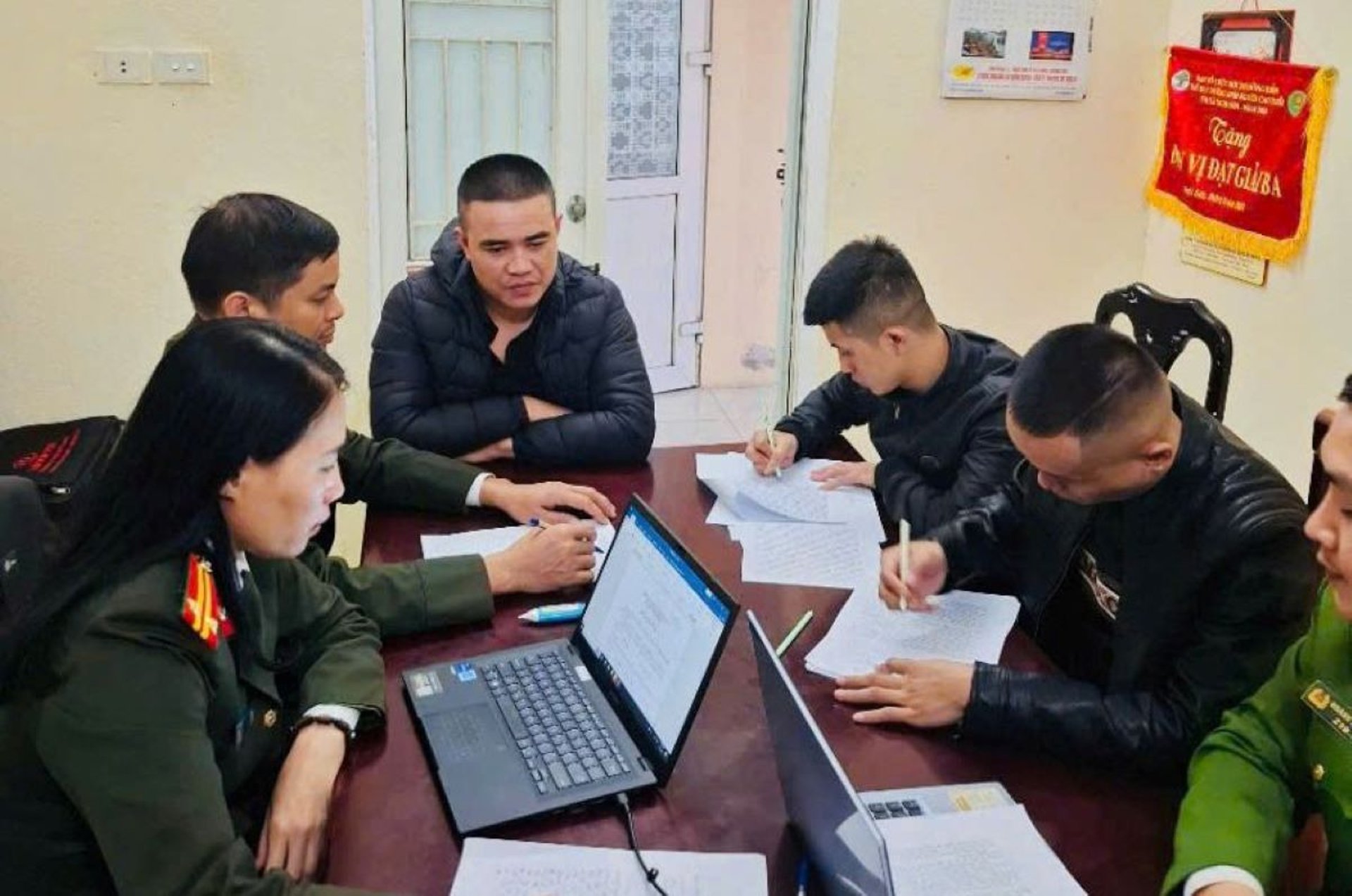 gray computer monitor