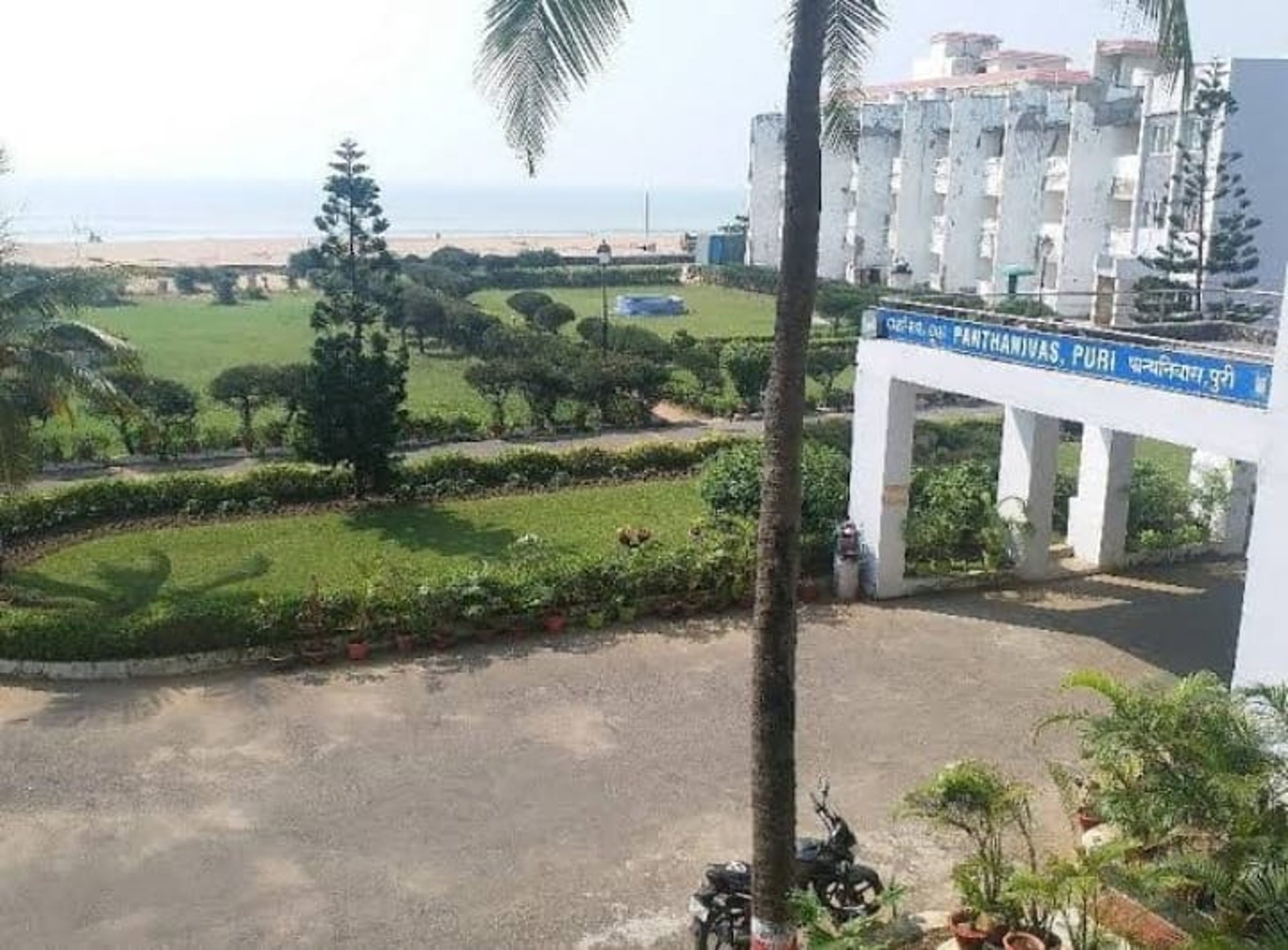 black and white bed linen