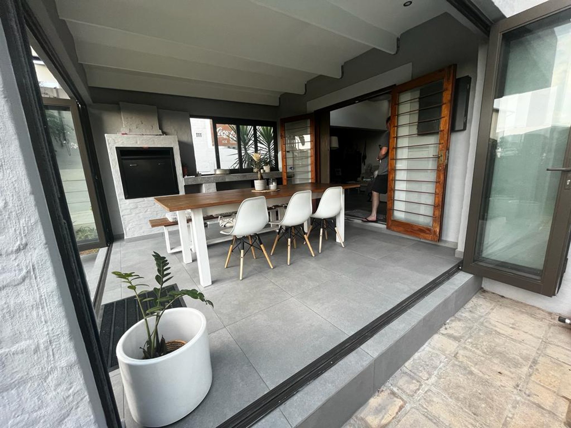 gray computer monitor