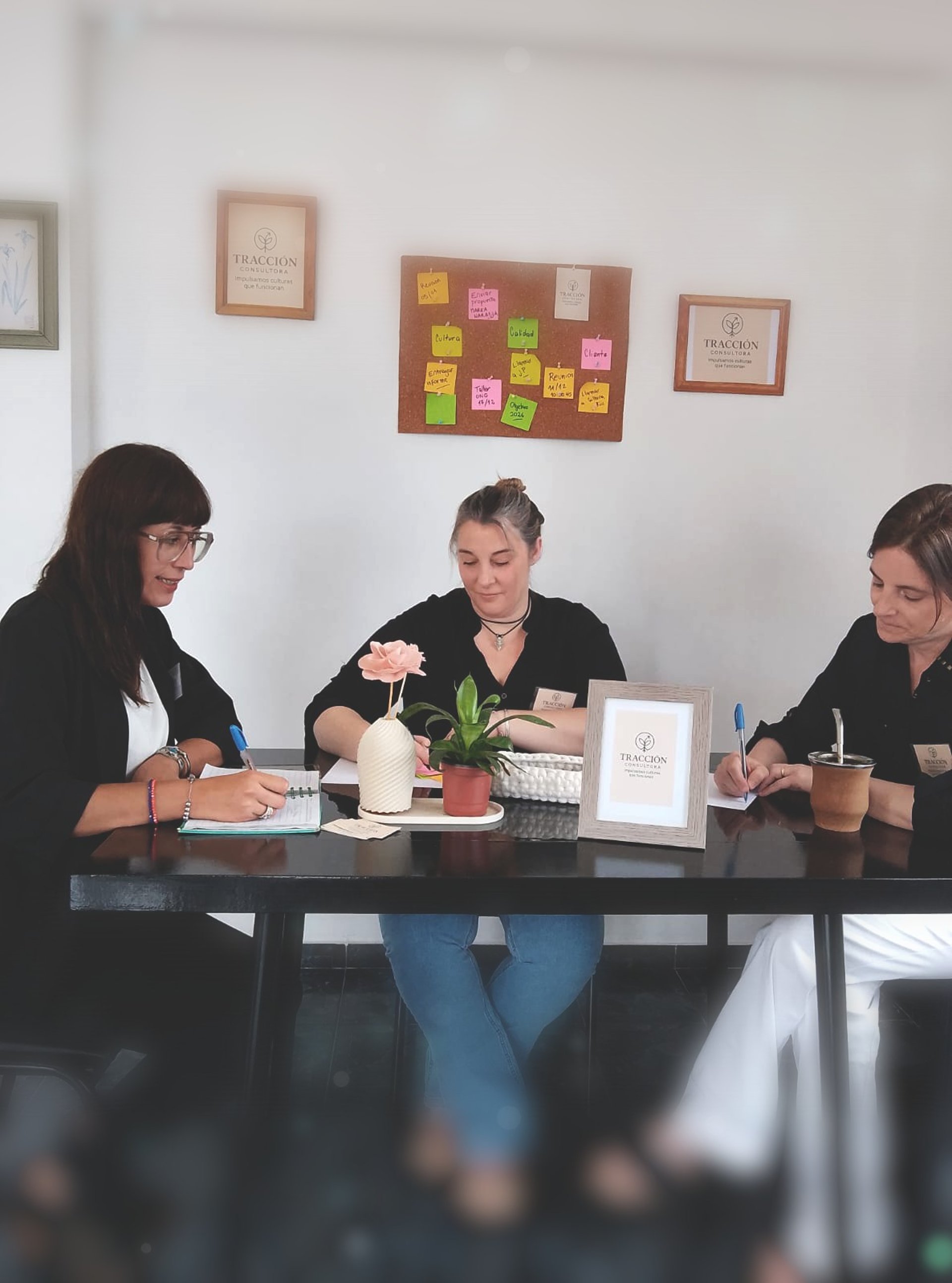 gray computer monitor