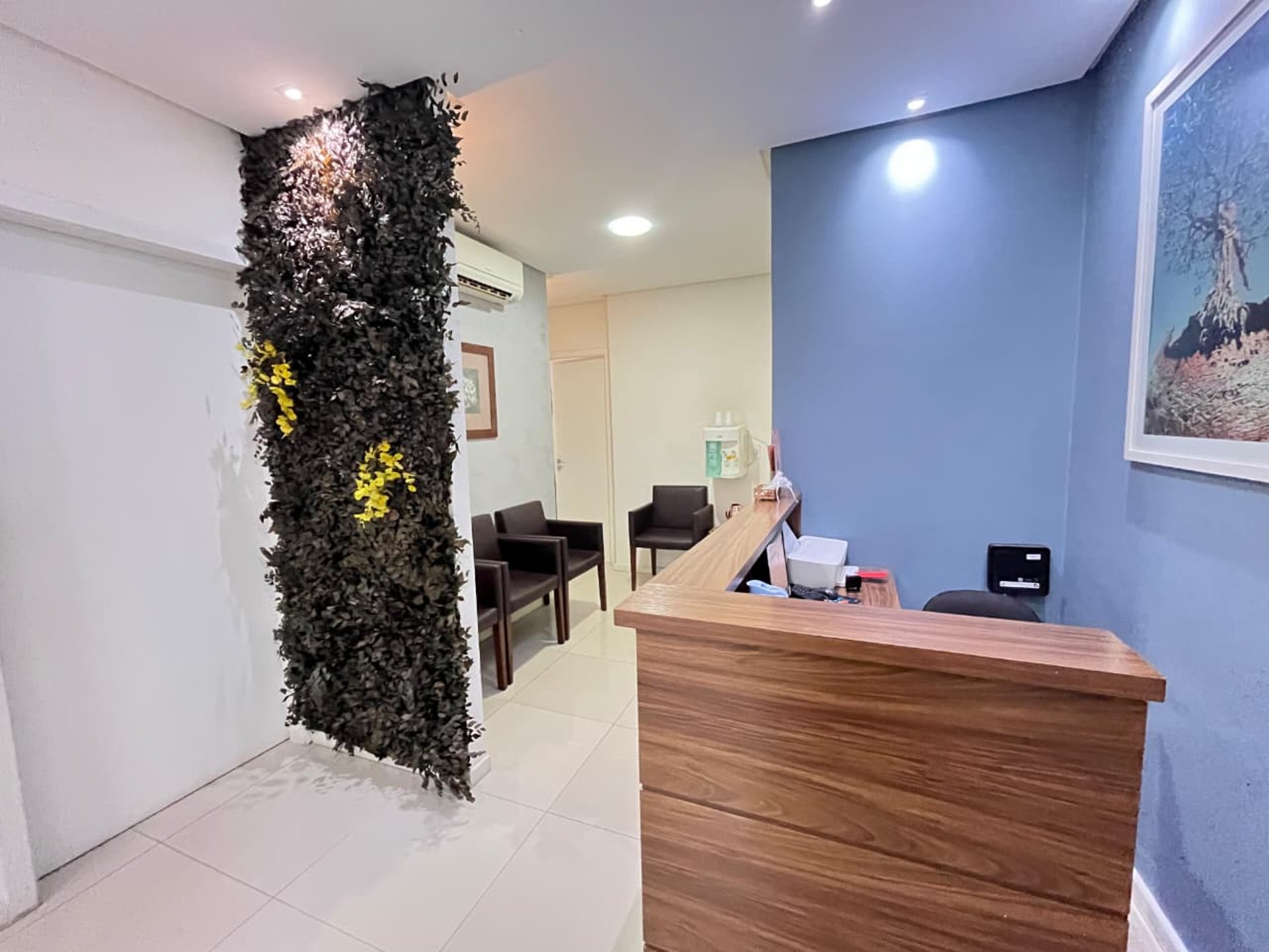 gray computer monitor