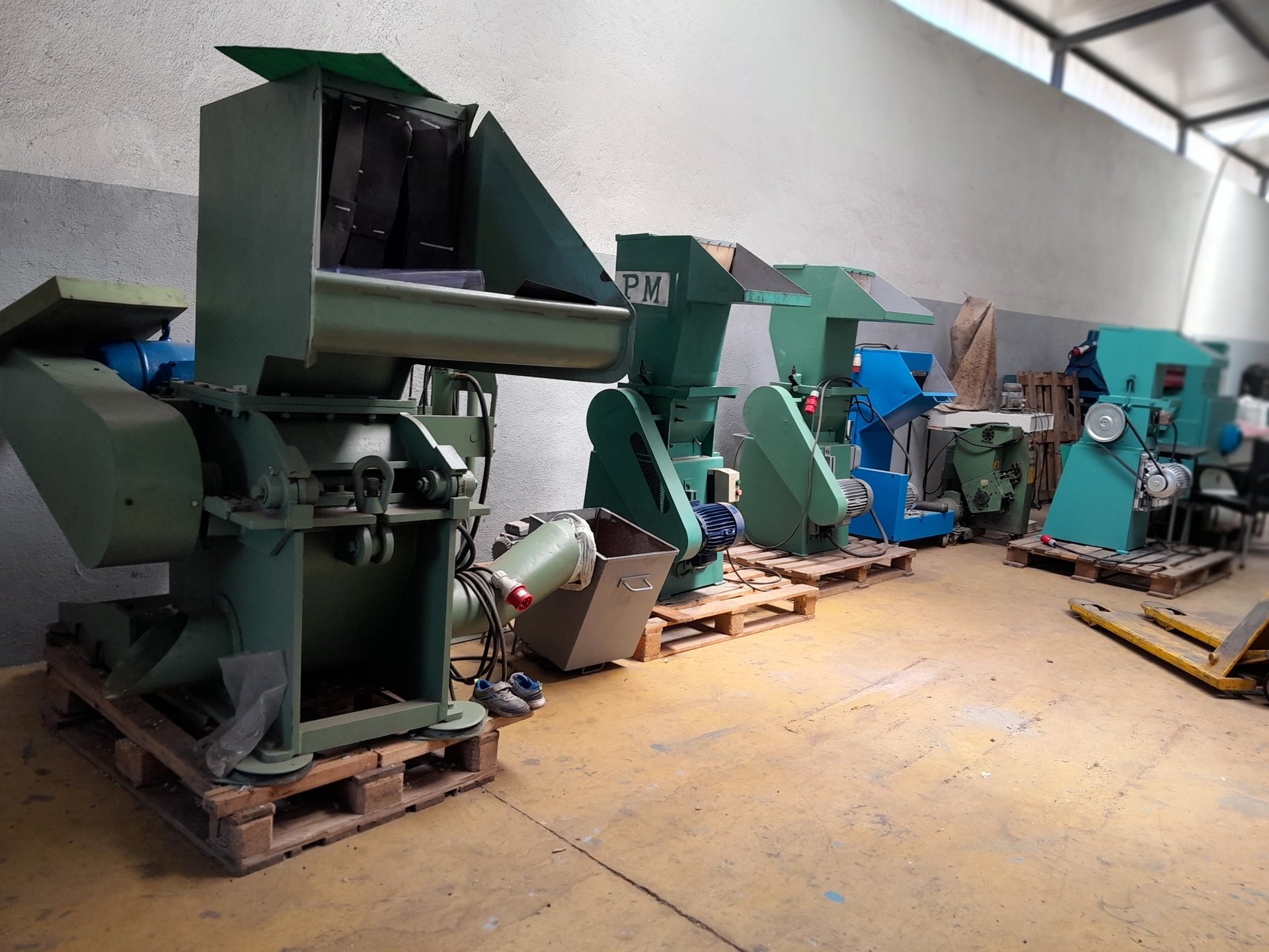 gray computer monitor