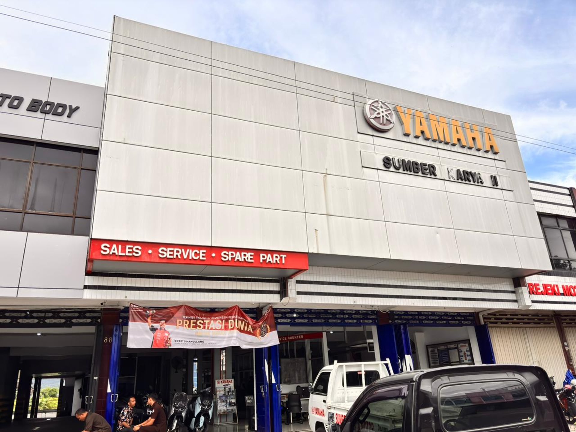 gray computer monitor