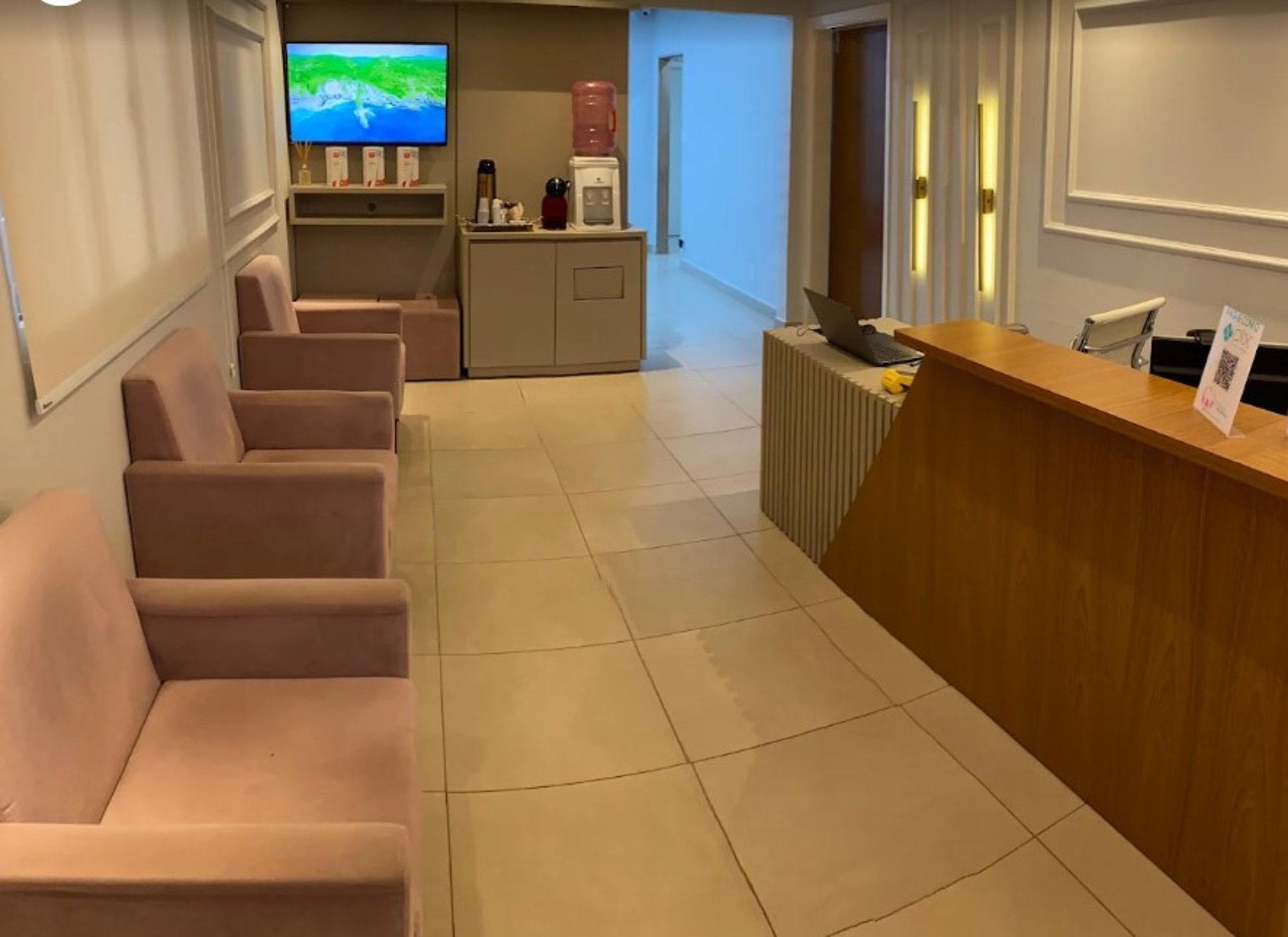 gray computer monitor