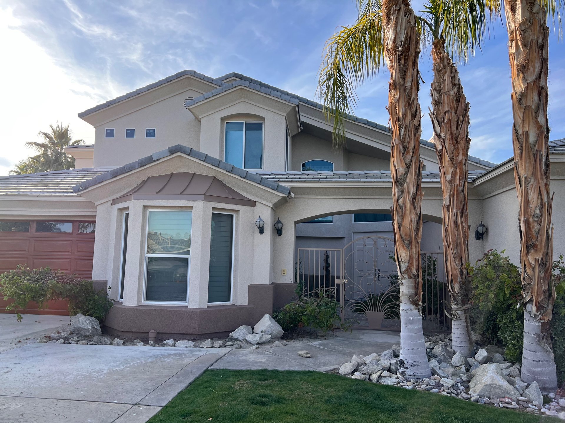 gray computer monitor