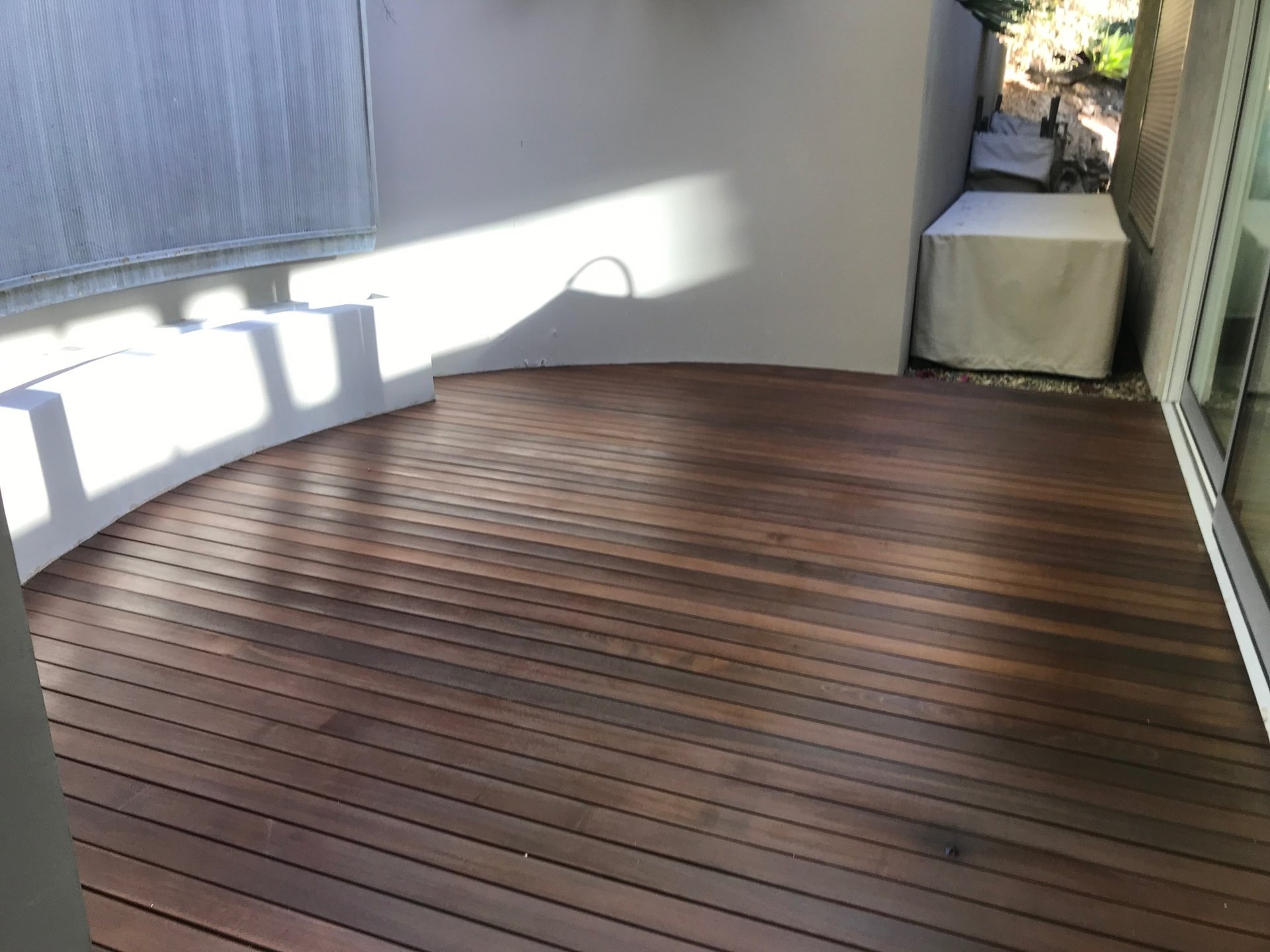 gray computer monitor