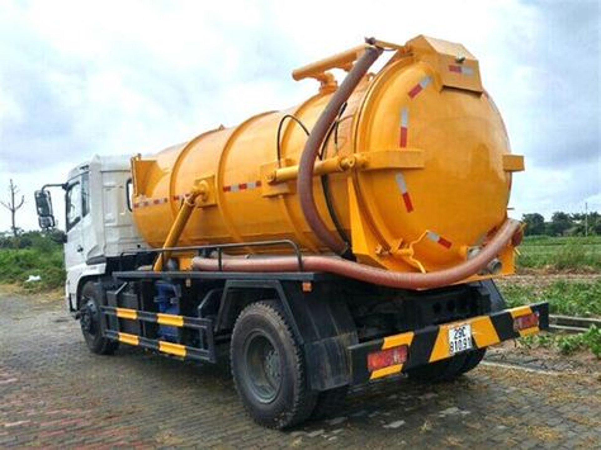 black and white bed linen