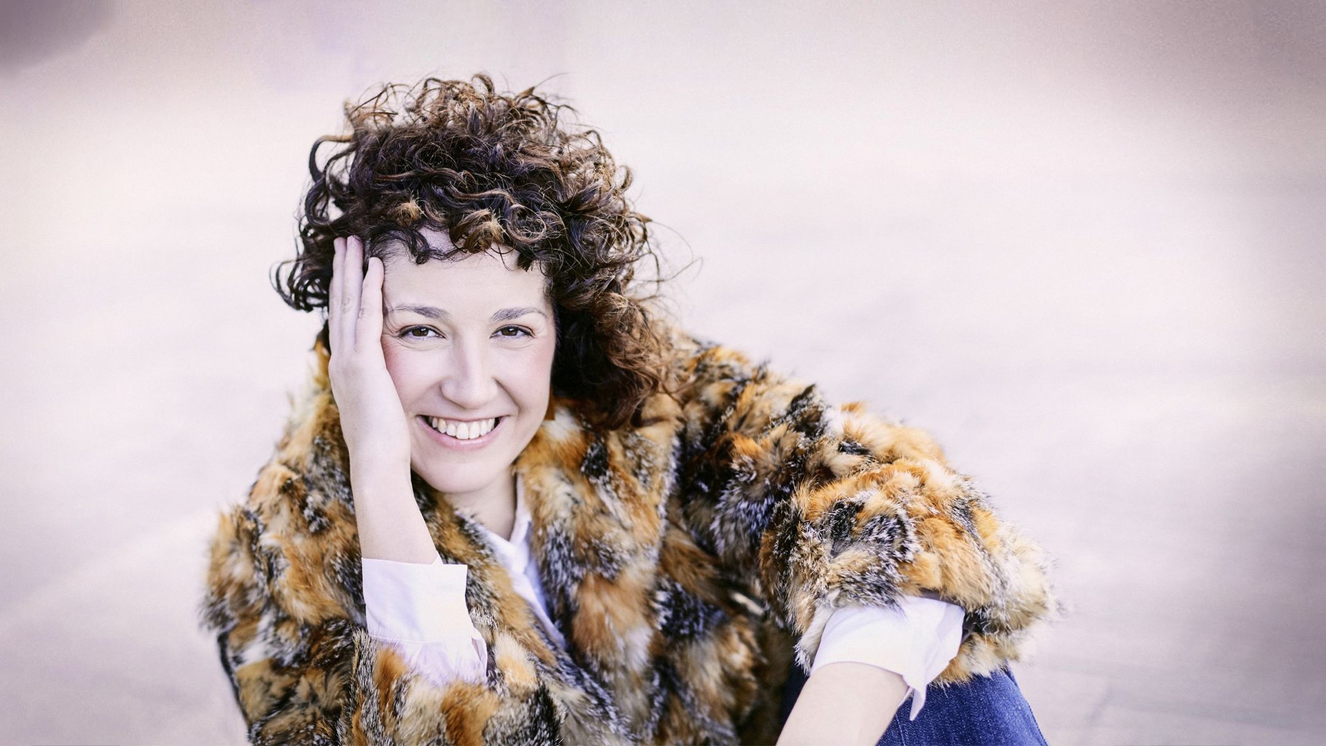 a large auditorium filled with lots of people