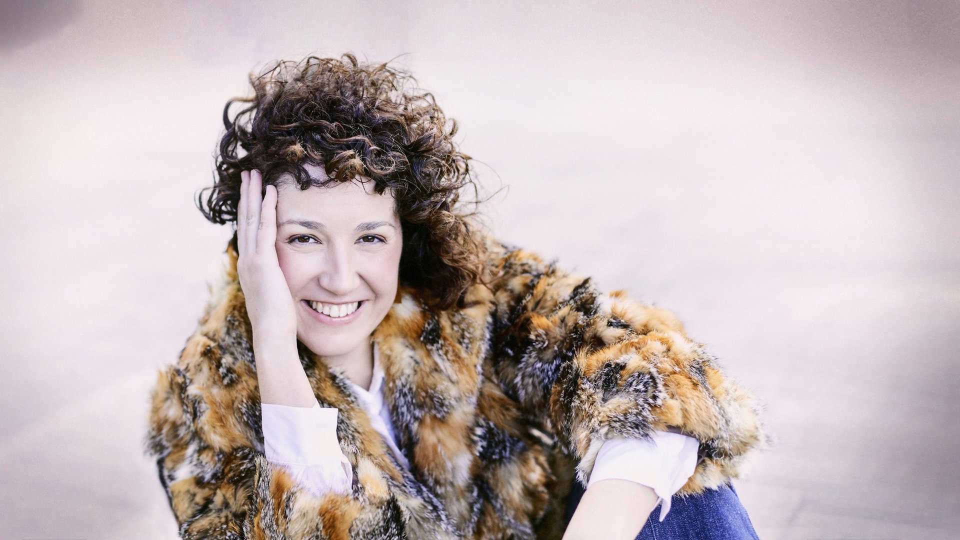 a large auditorium filled with lots of people