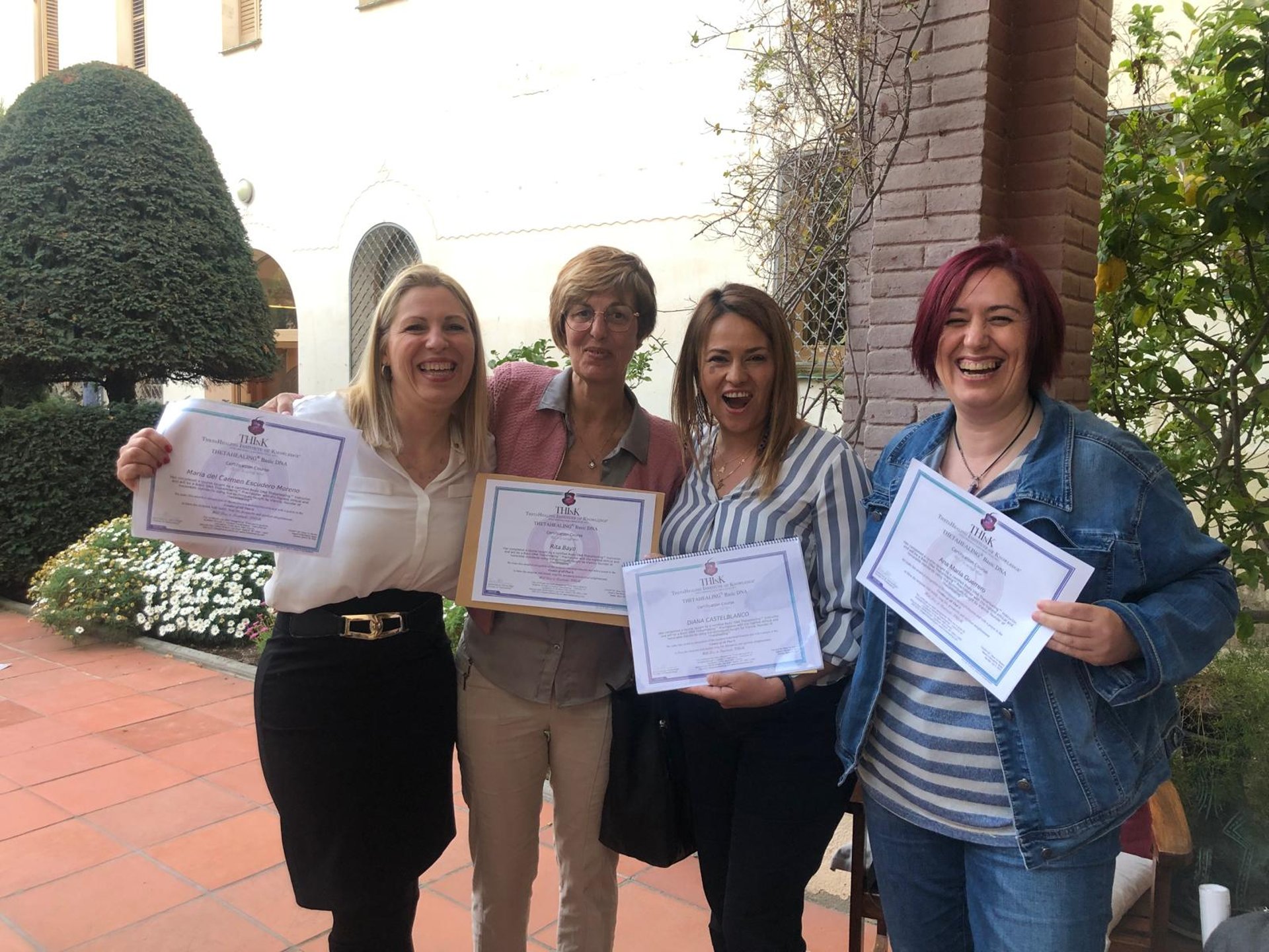 gray computer monitor