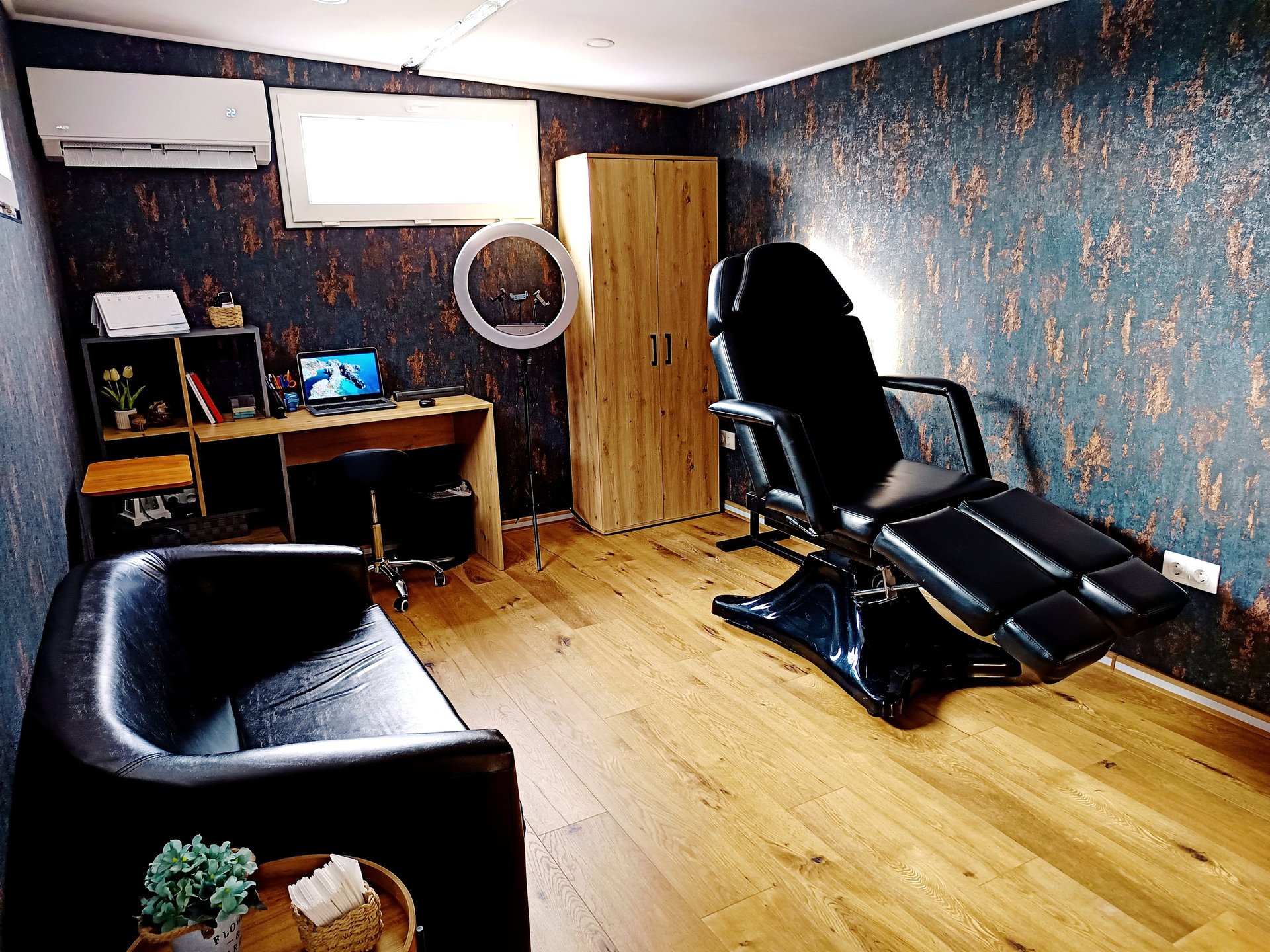 gray computer monitor