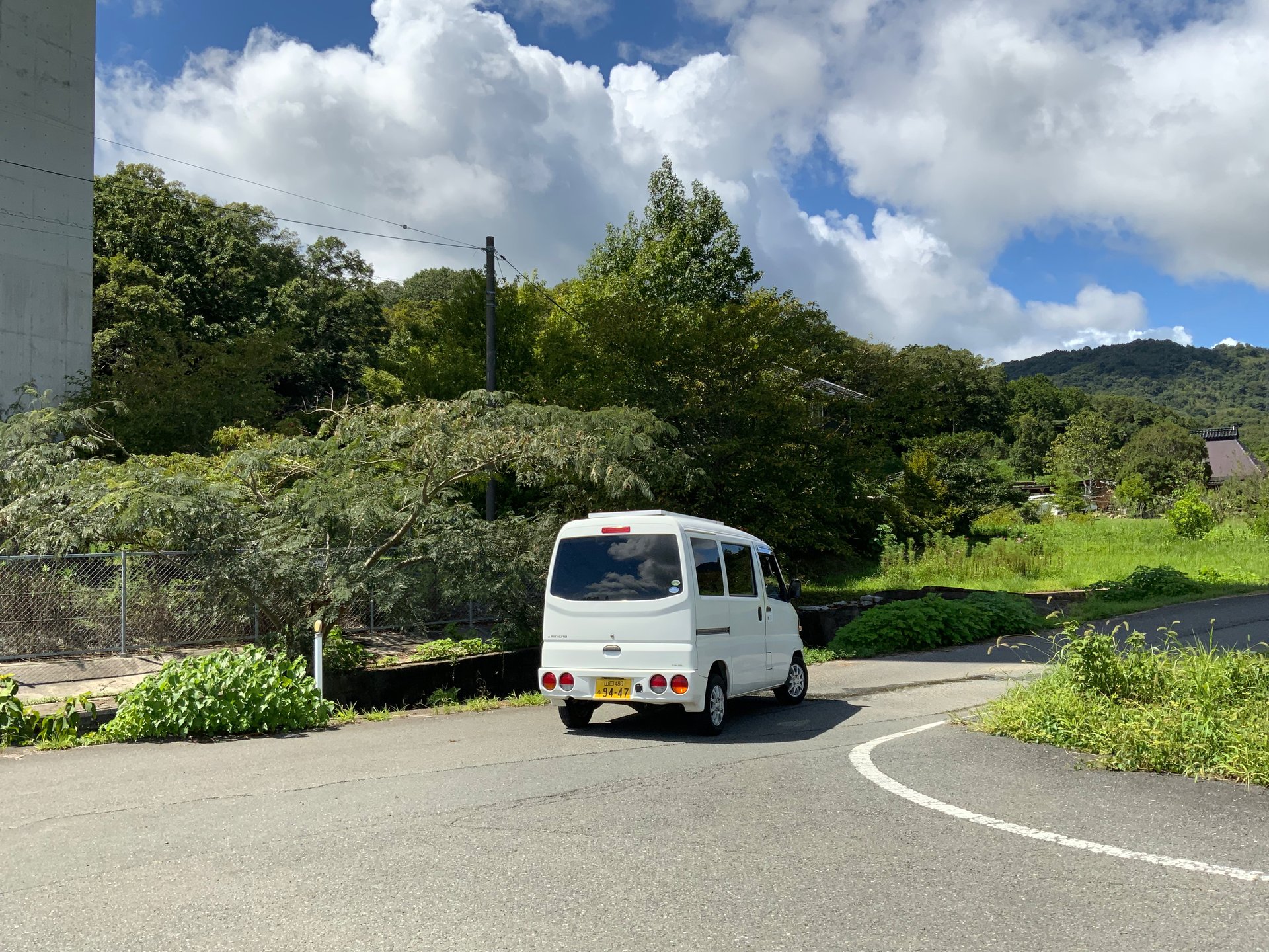 gray computer monitor