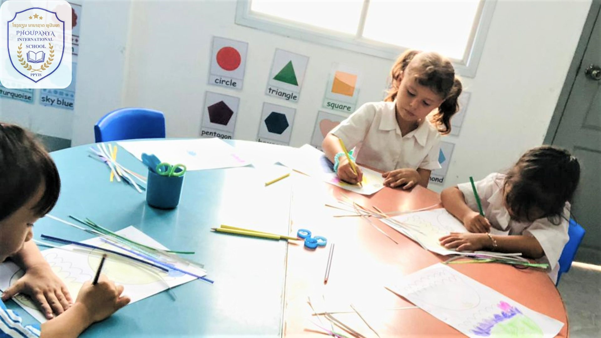 gray computer monitor