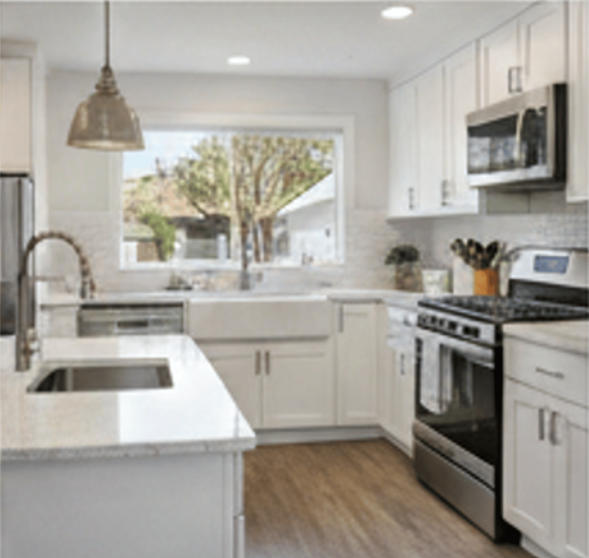 gray computer monitor