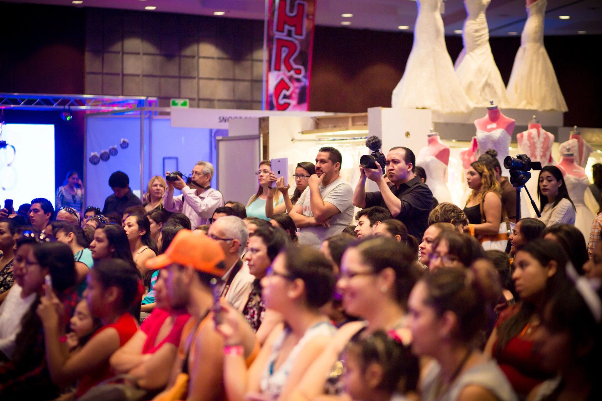 personas observando pasarela de vestidos de novia en expo 2017