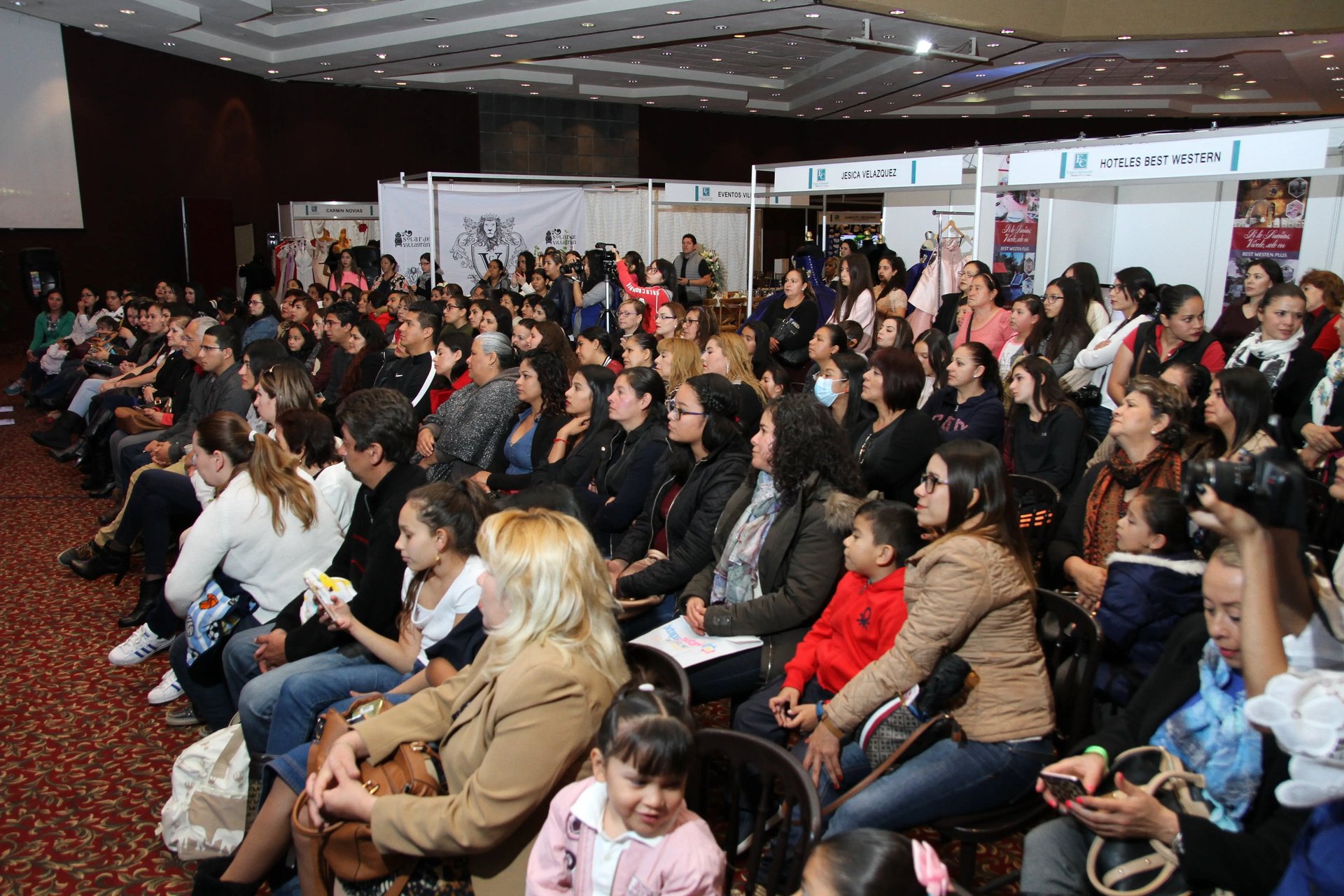 personas observando pasarela de expo 2018