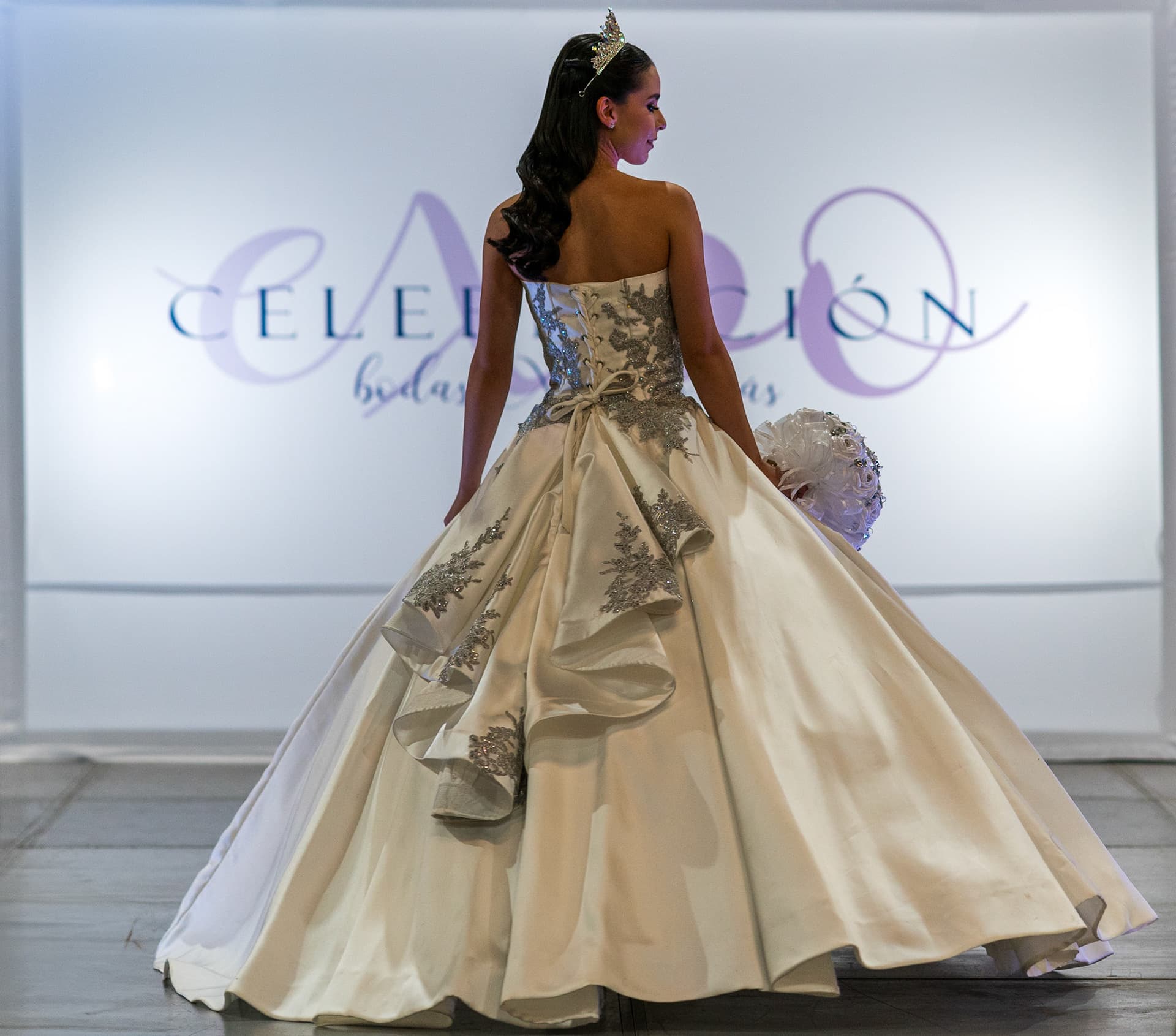 mujer vestida de novia en pasarela