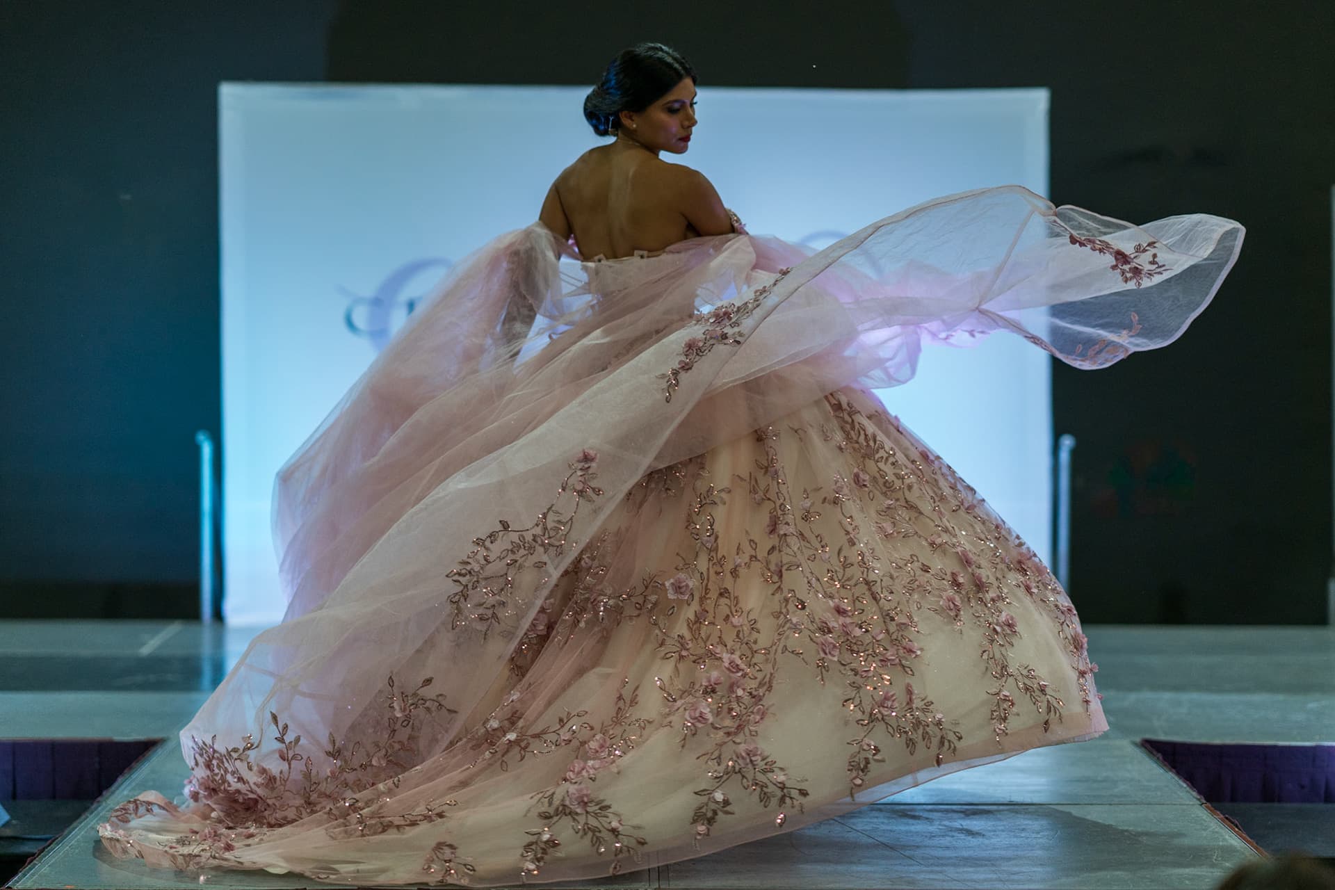mujer modelando en pasarela 