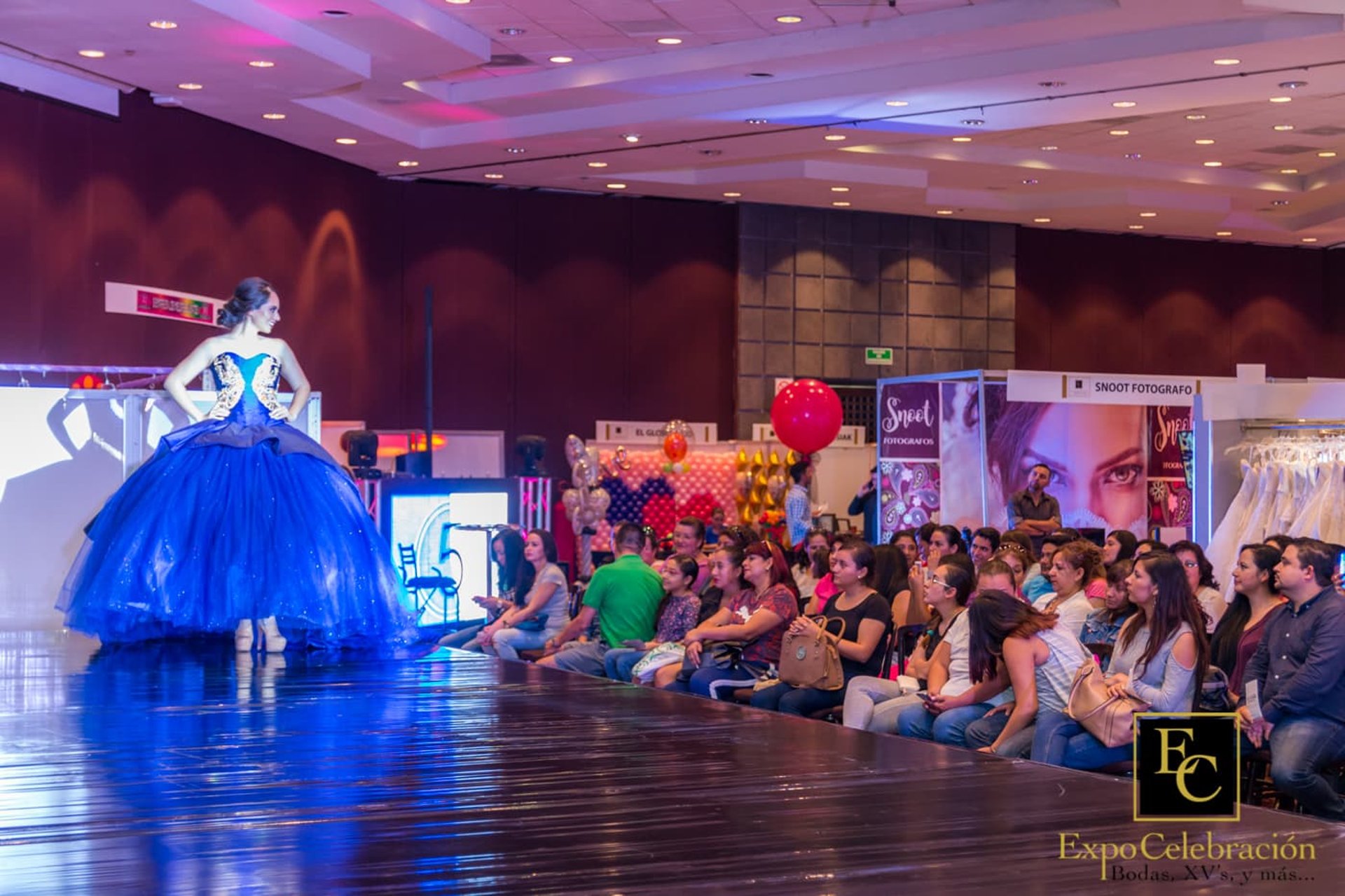 Mujer en pasarela expo 2016