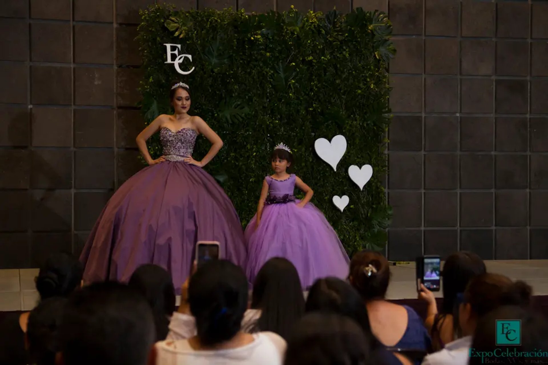 pasarela mujer y niña con vestido de ceremonia