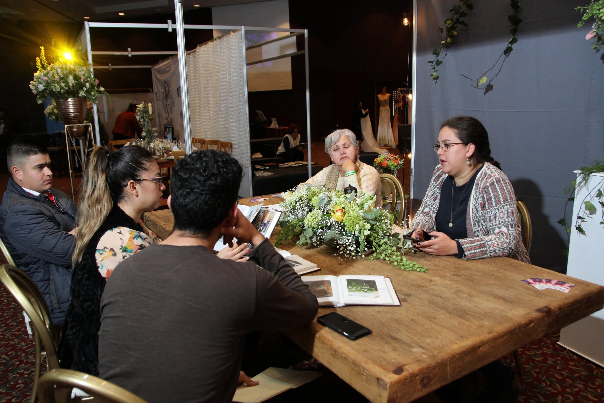 visitantes observando productos en la expo 2018