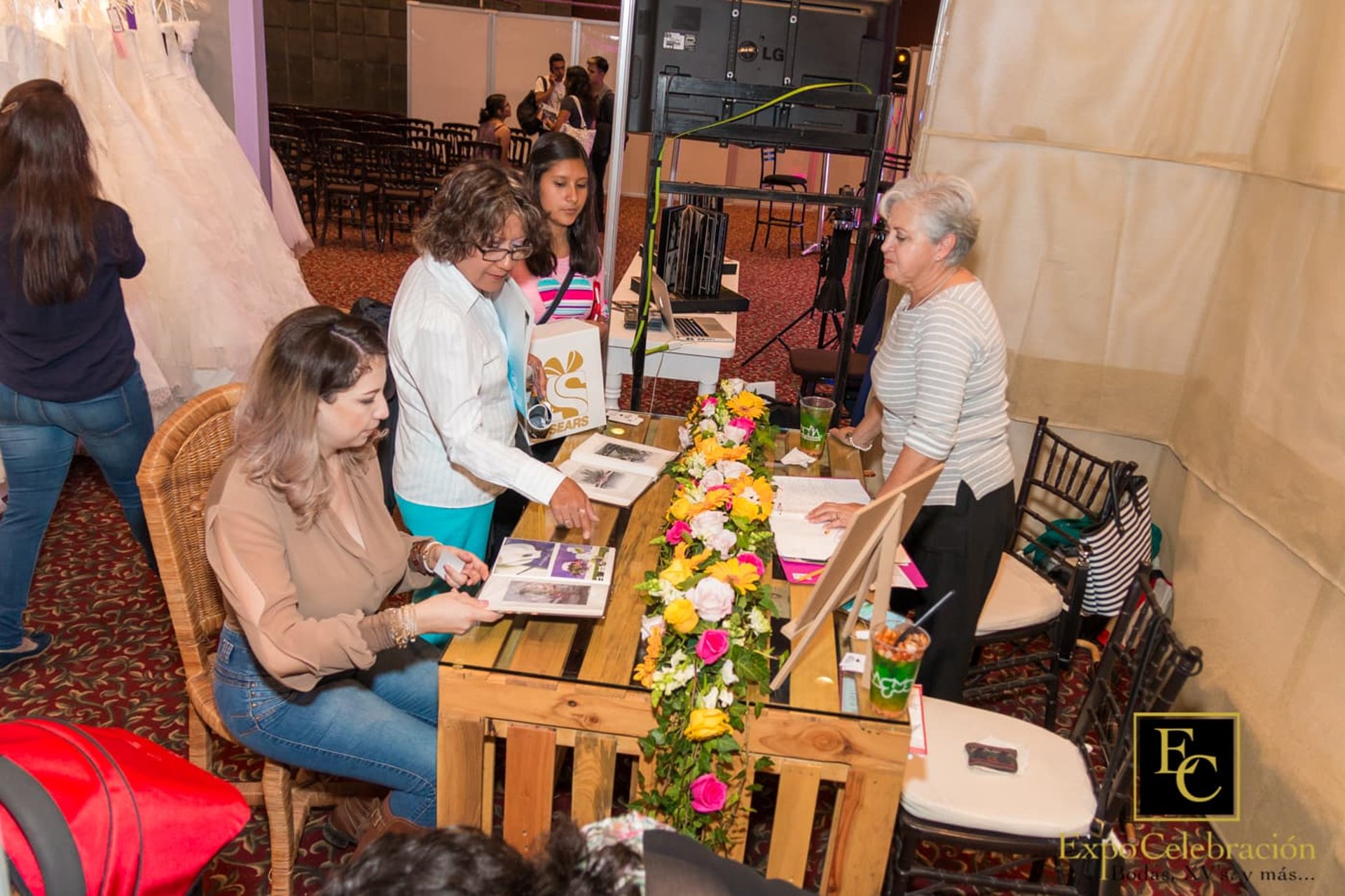 expositor mostrando a visitantes su producto