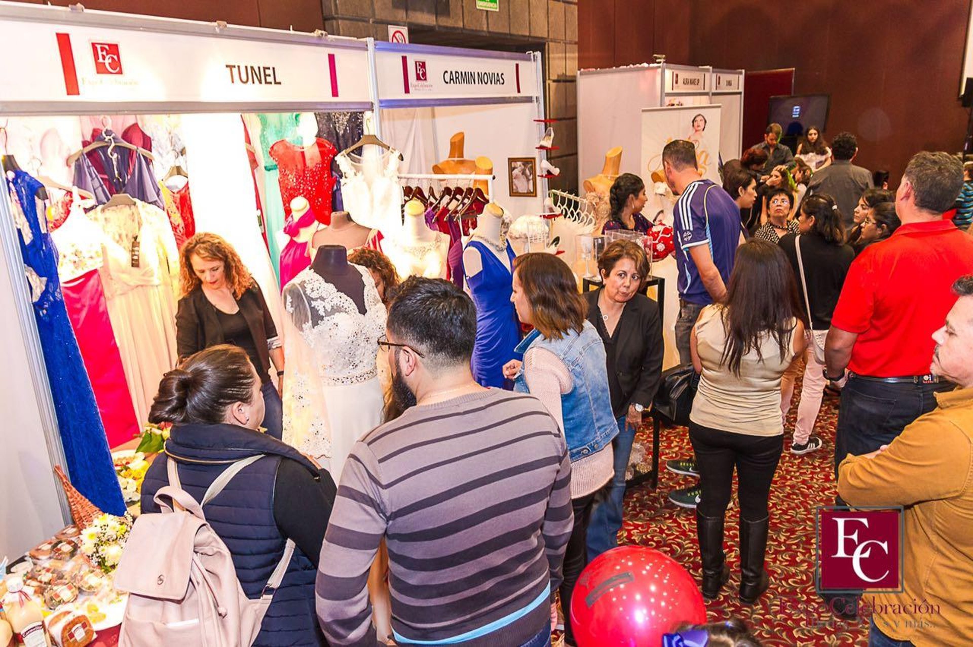 personas observando stand de vestidos  de novia en expo 2017