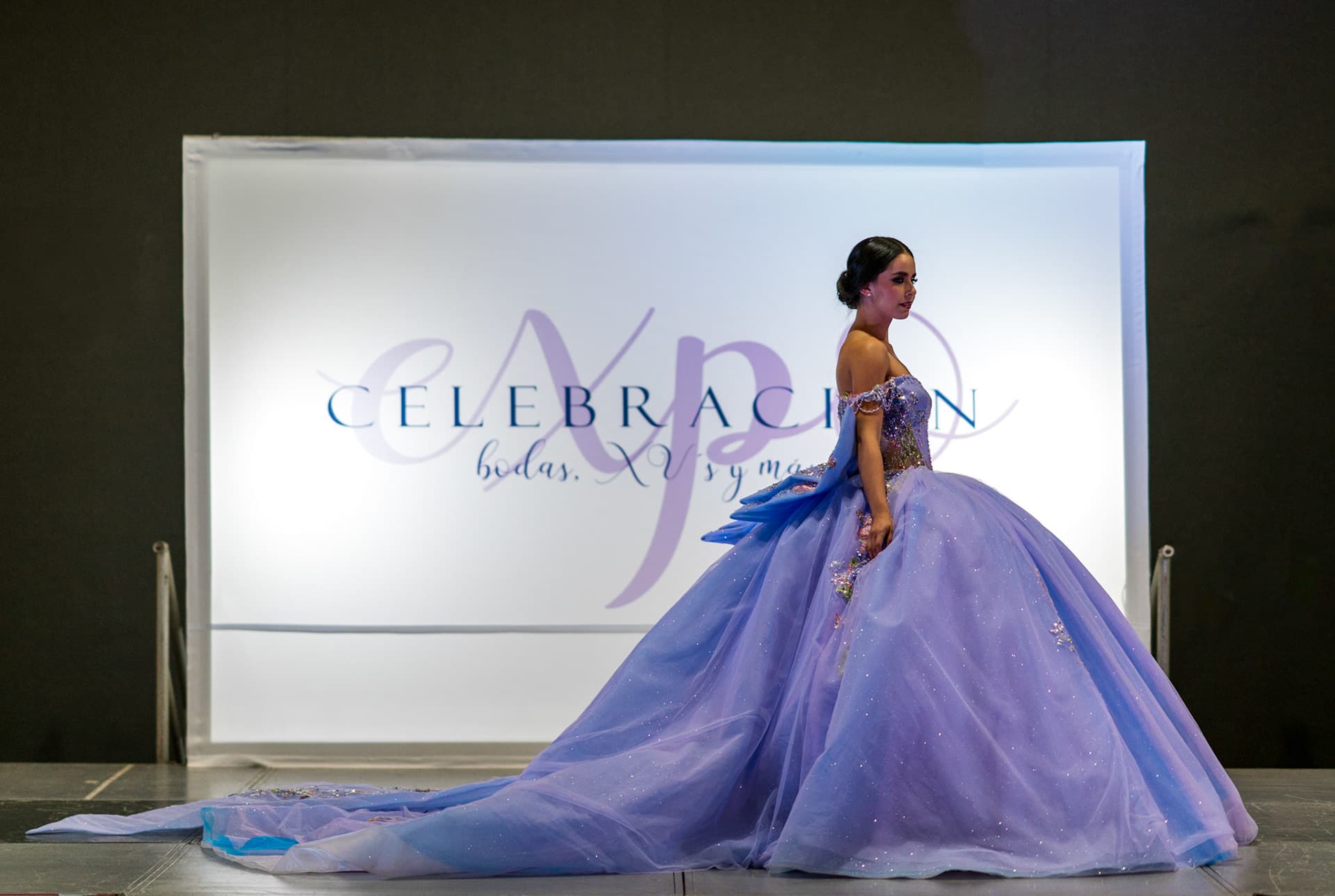 mujer vestida de quinceañera en pasarela