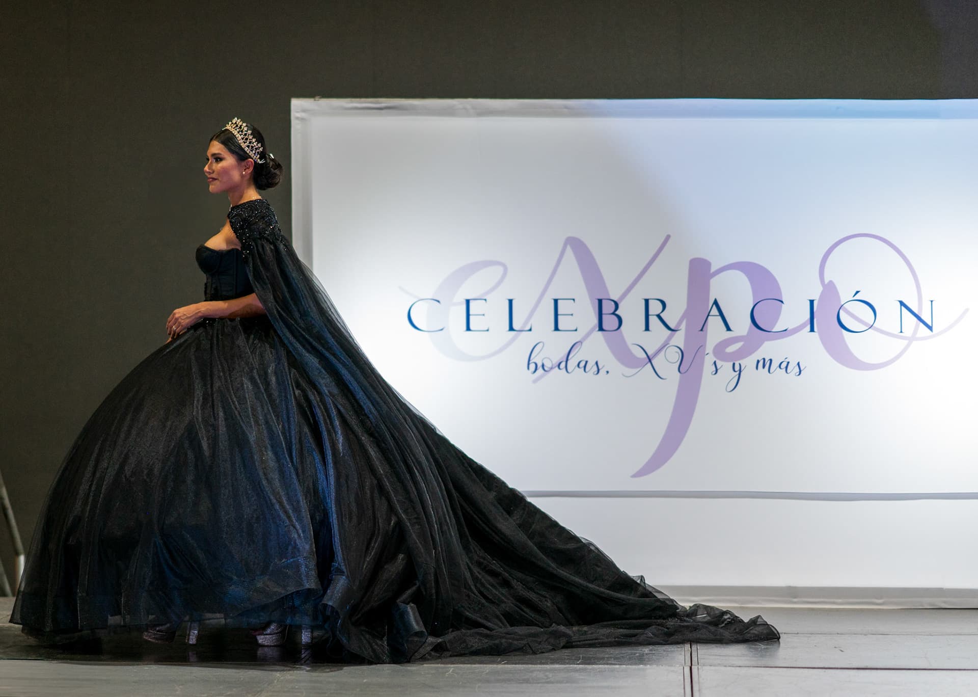 mujer vestida de quinceañera en pasarela de expo celebraciones