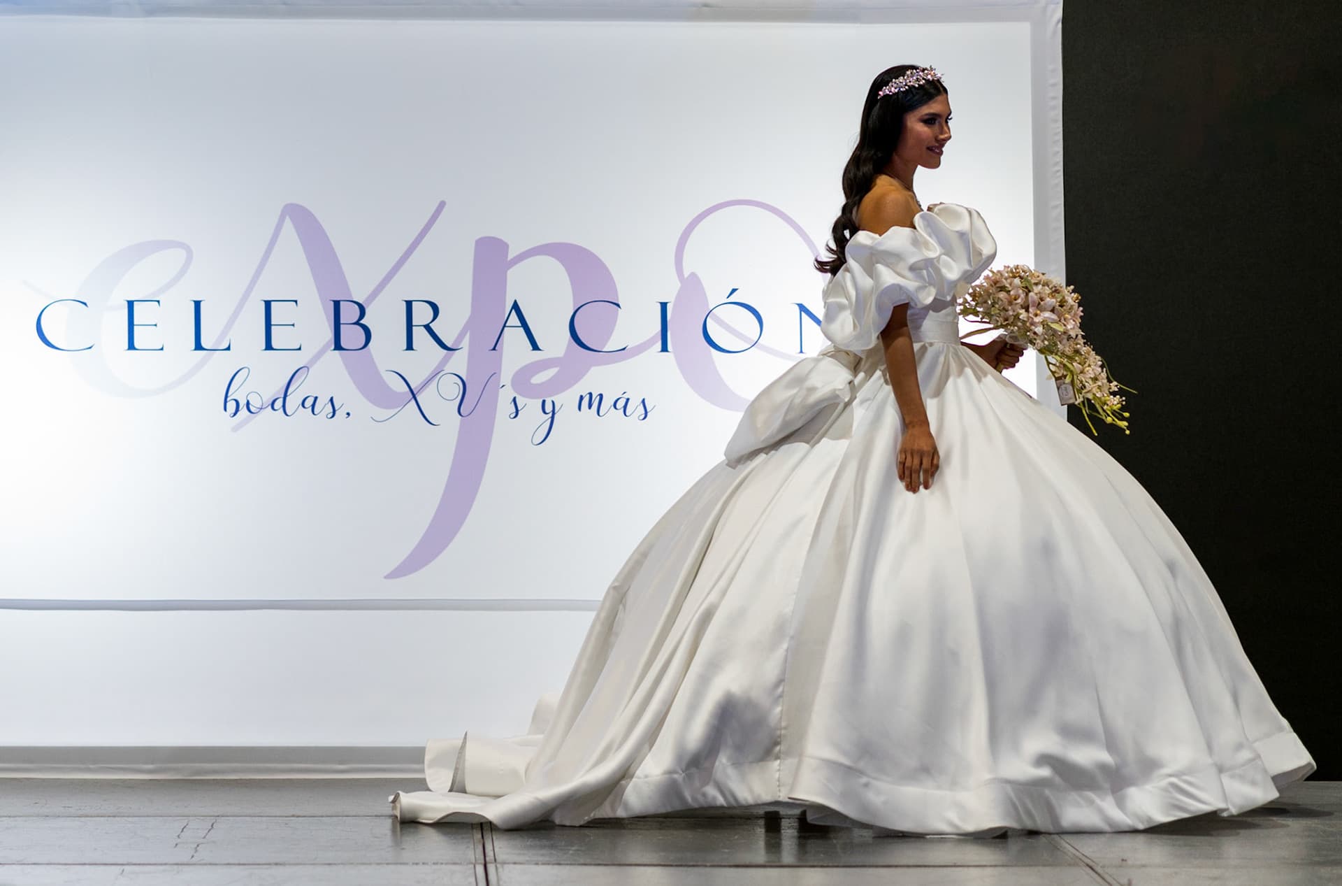 mujer vestida de novia en pasarela