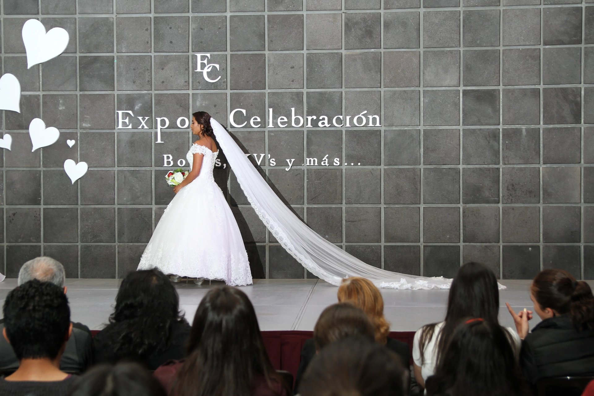 mujer en pasarela expo 2018  vestida de novia 