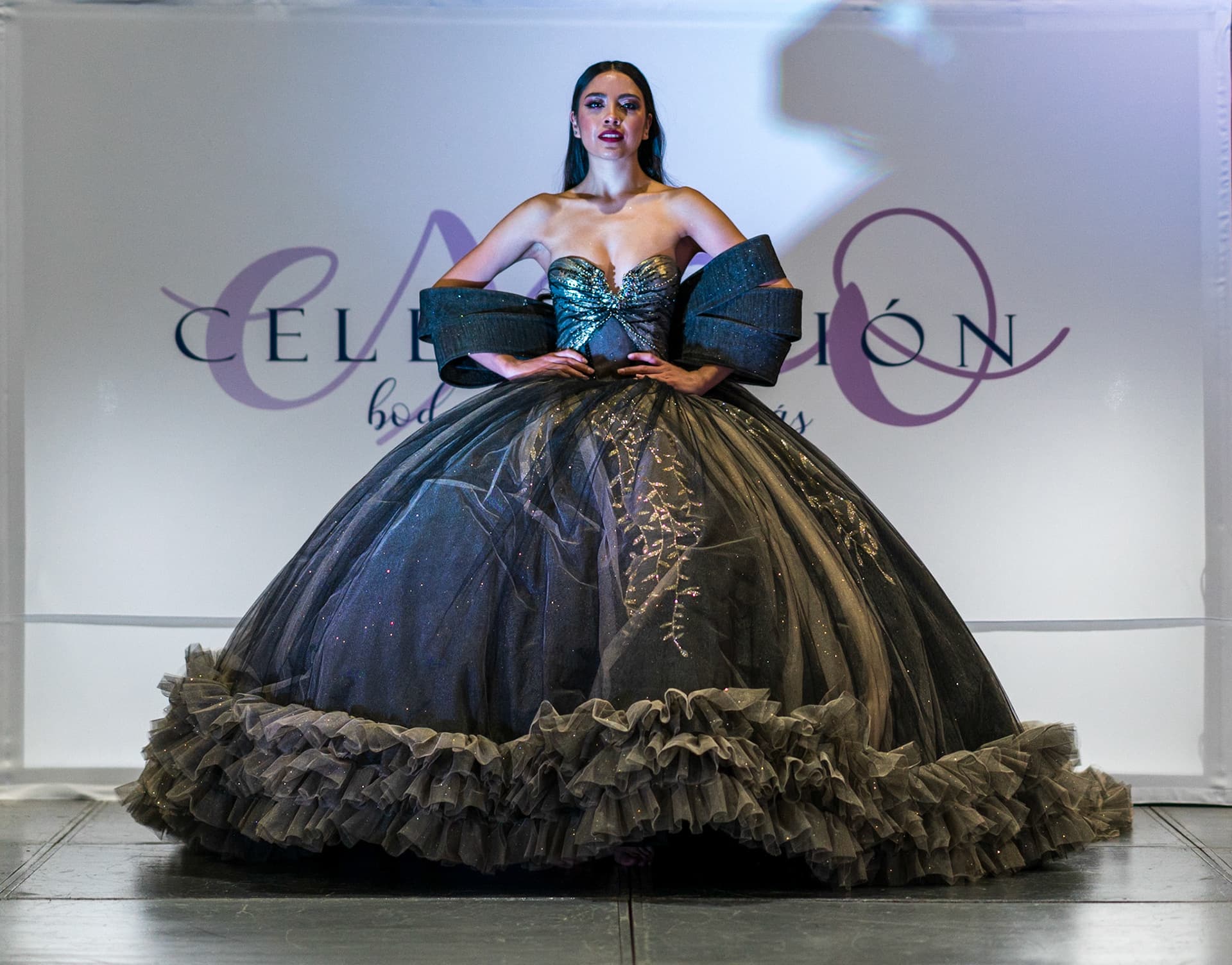 mujer portando vestido de quinceañera  en pasarela