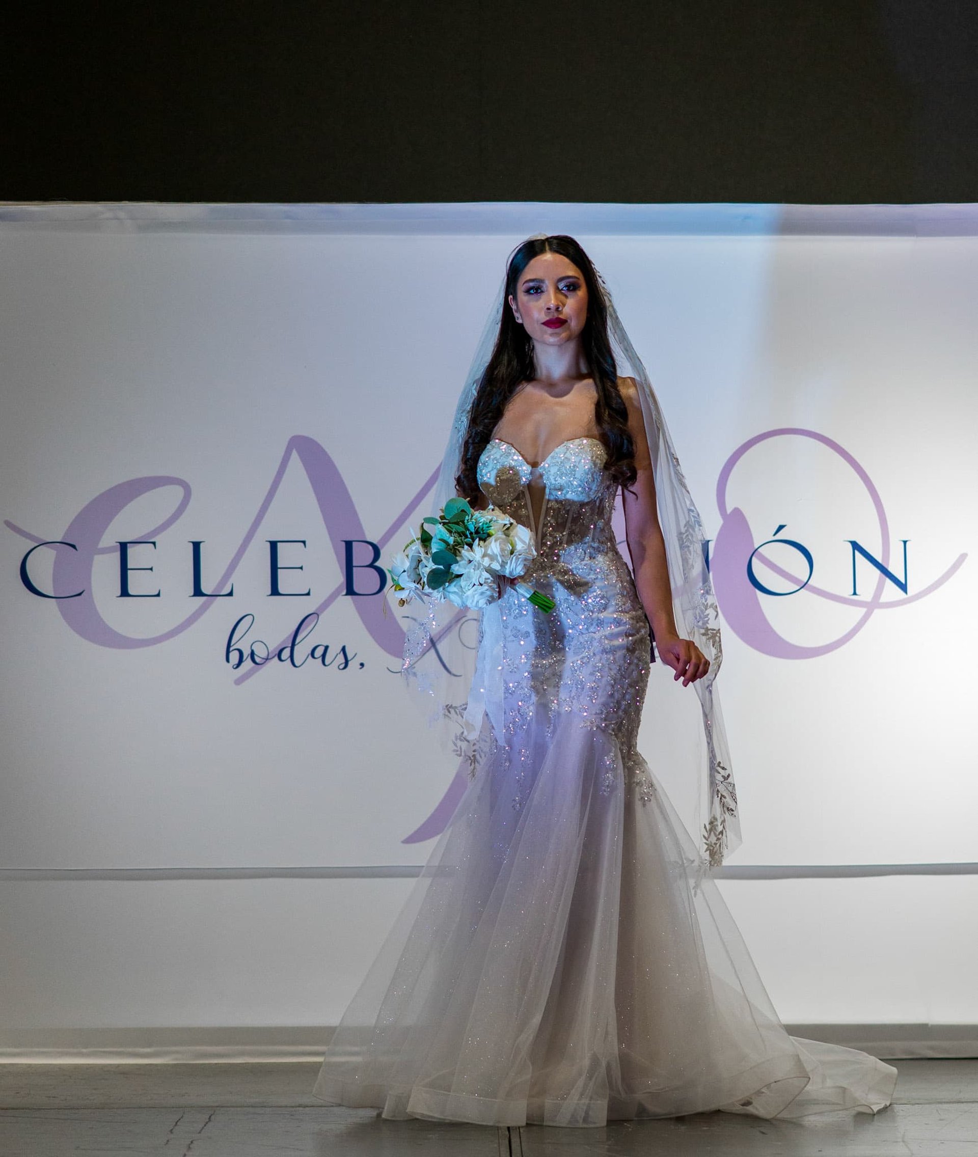 mujer vestida de novia con ramo de flores y velo