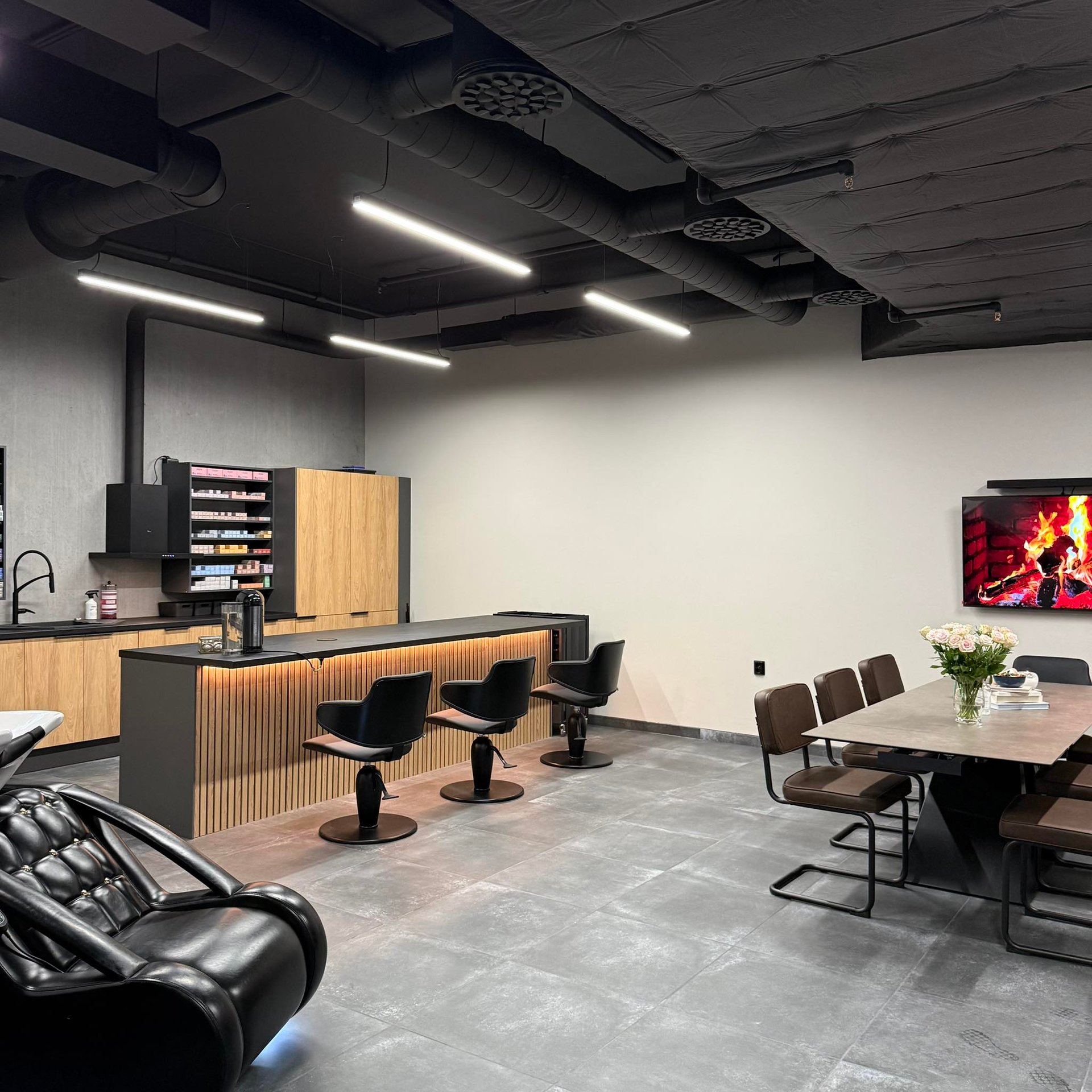 gray computer monitor