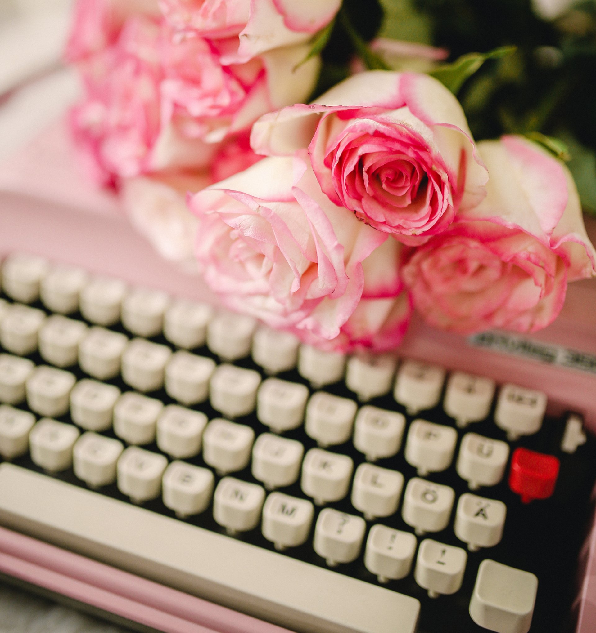 gray computer monitor