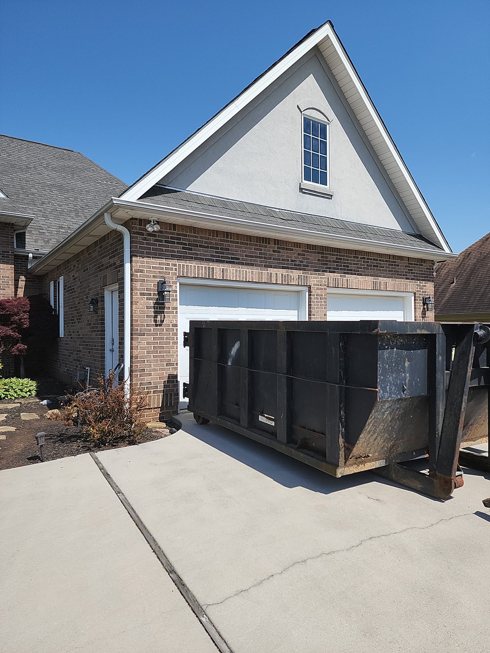 gray computer monitor