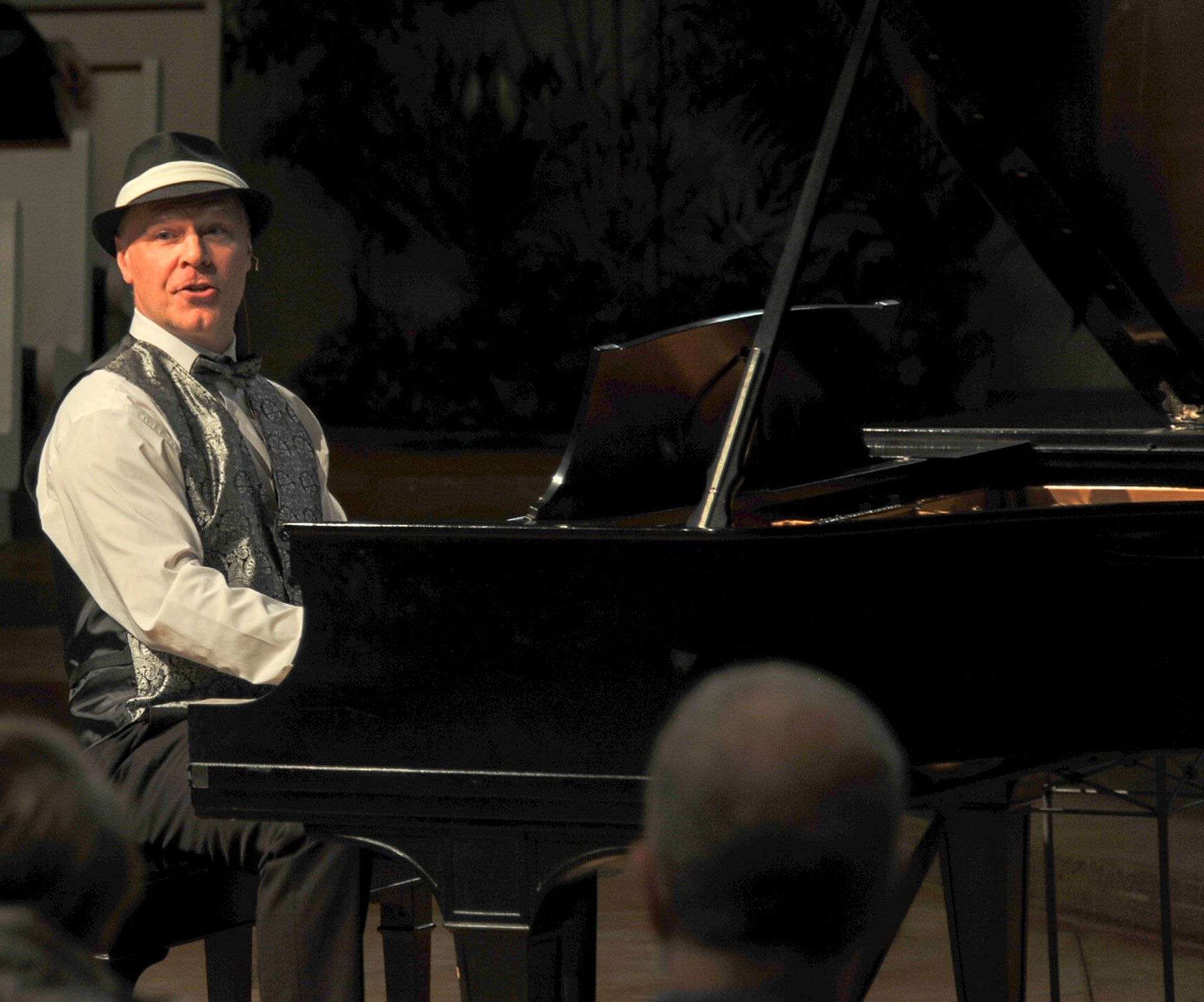 black and white bed linen