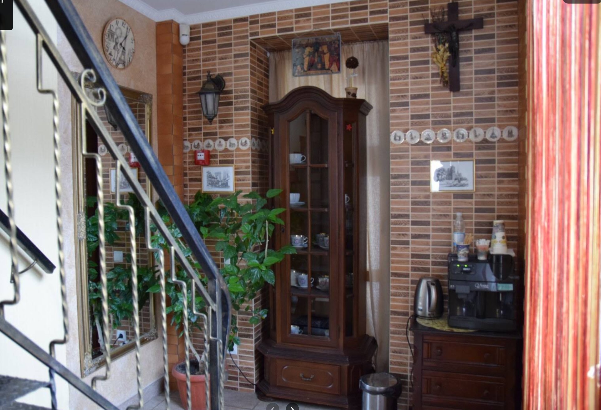 gray computer monitor