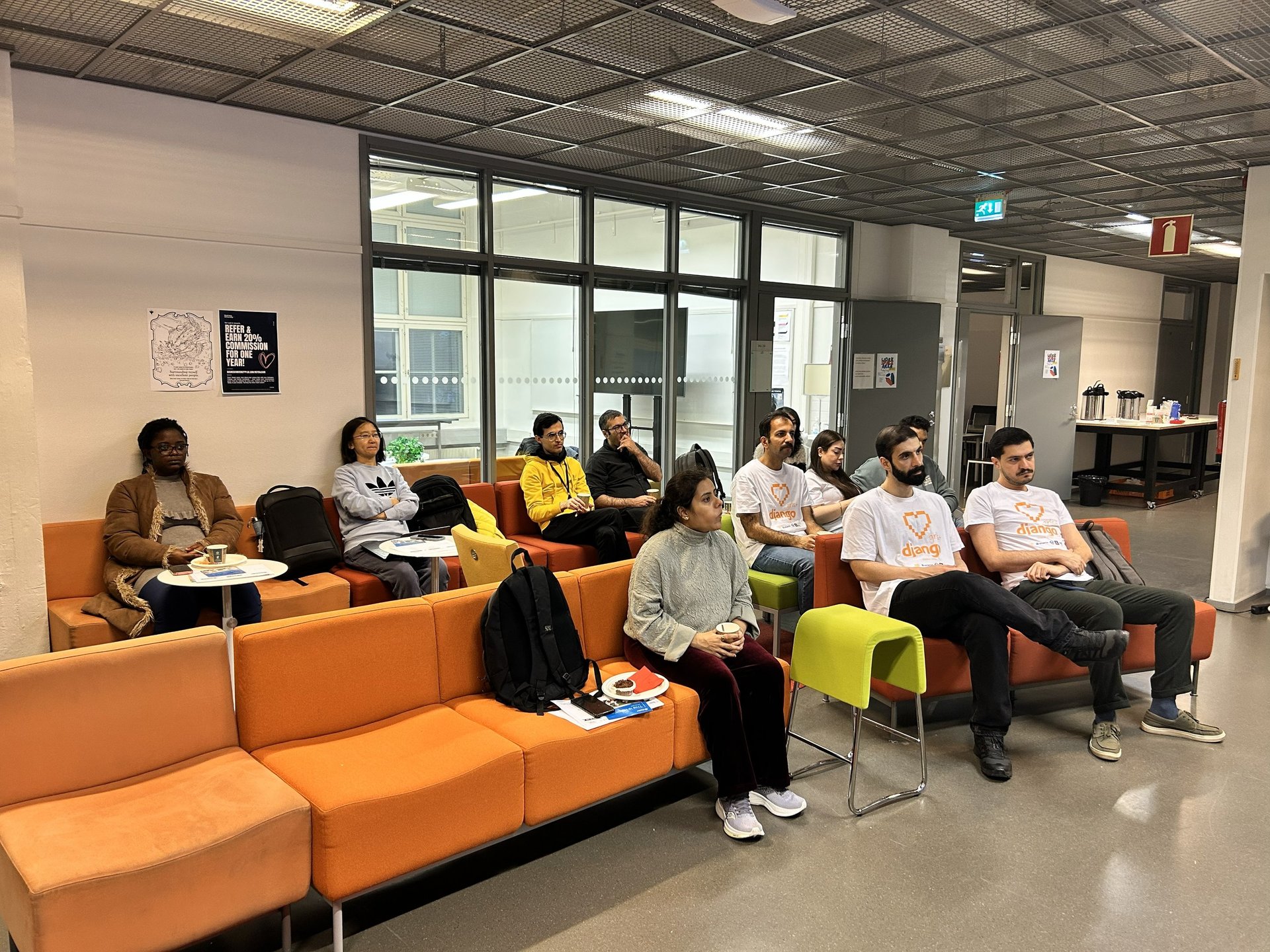 gray computer monitor