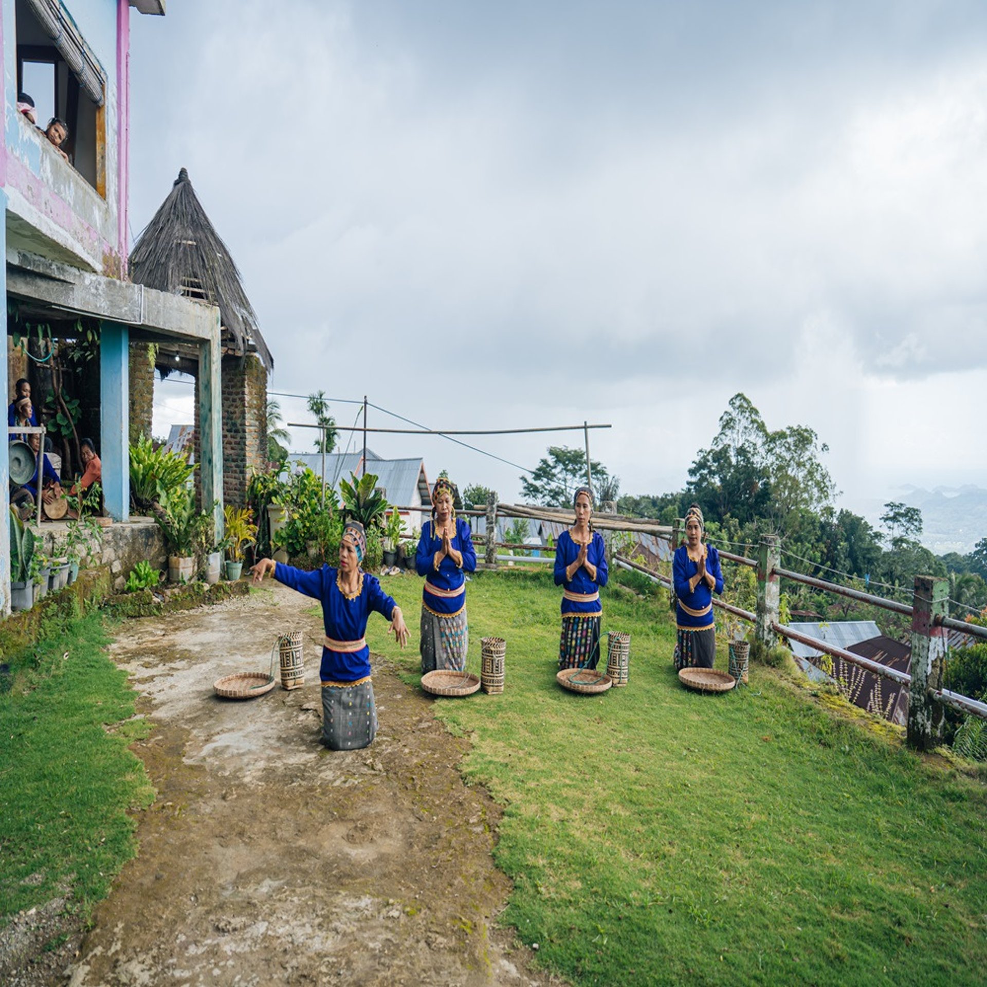 black and white bed linen