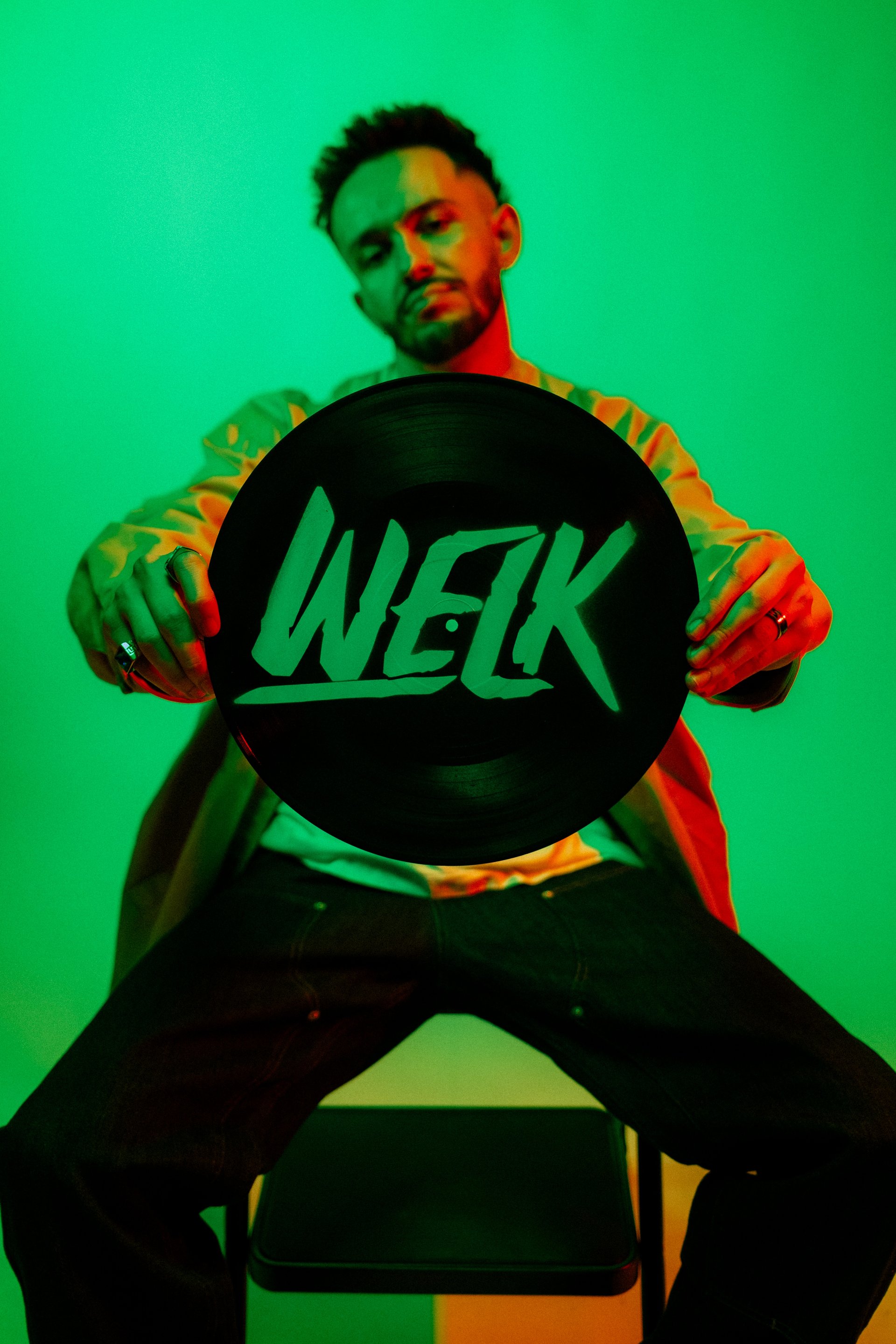 gray computer monitor