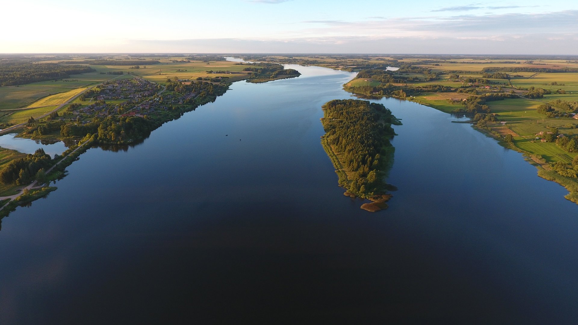 black and white bed linen