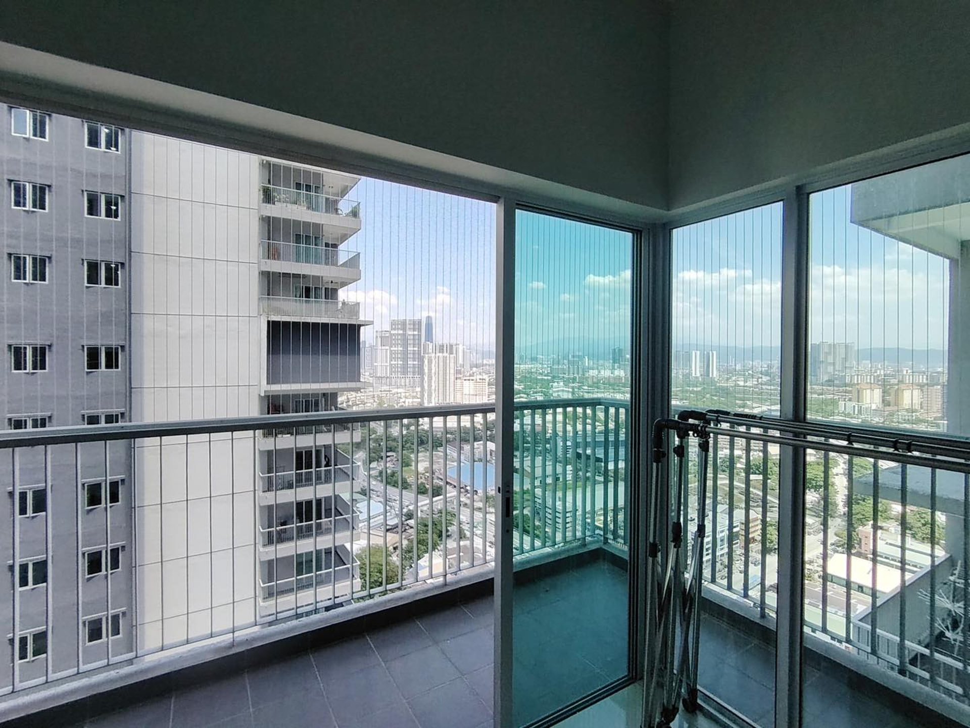 gray computer monitor