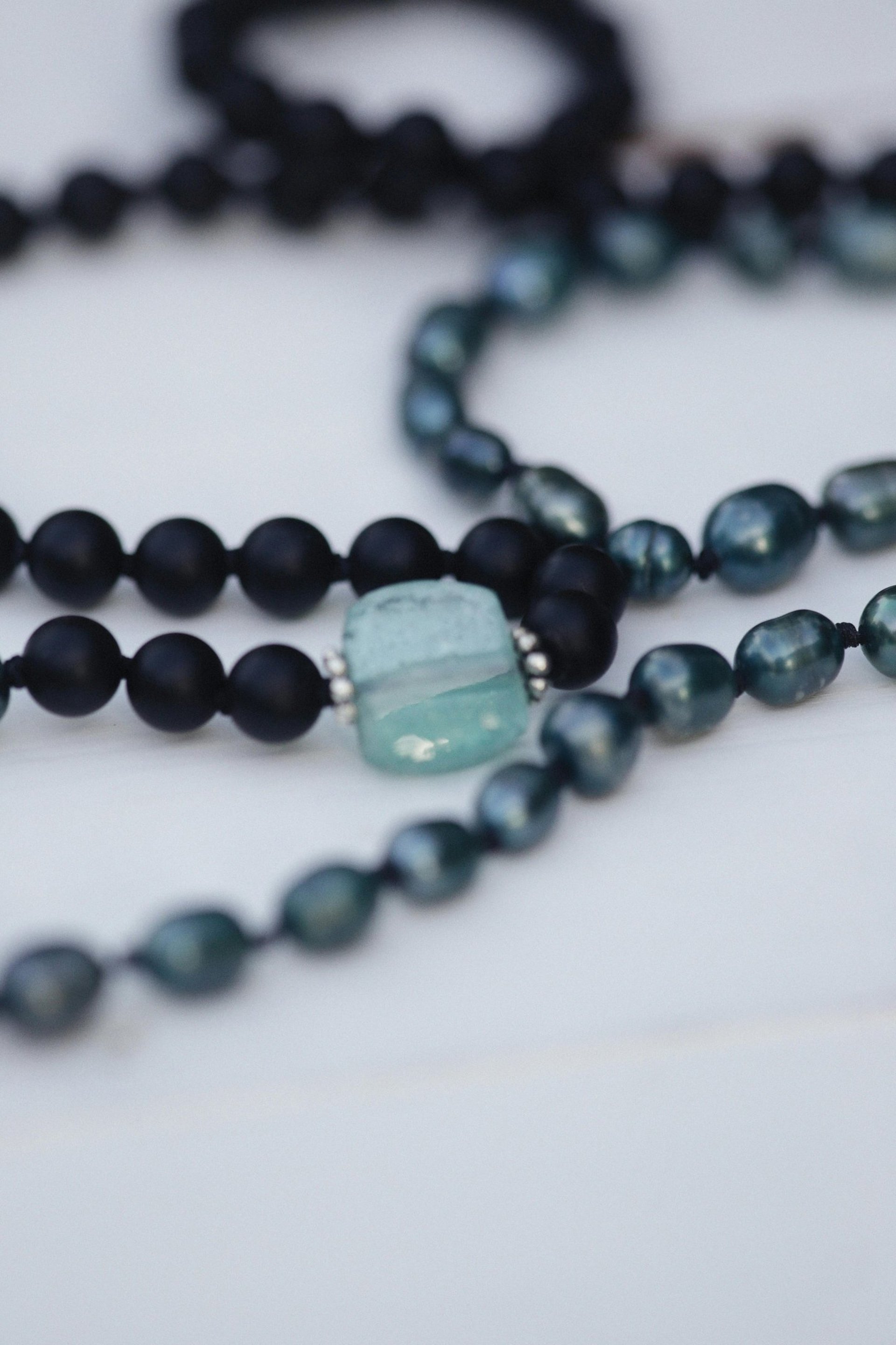 collar con piedras color negro y cuarzo azul