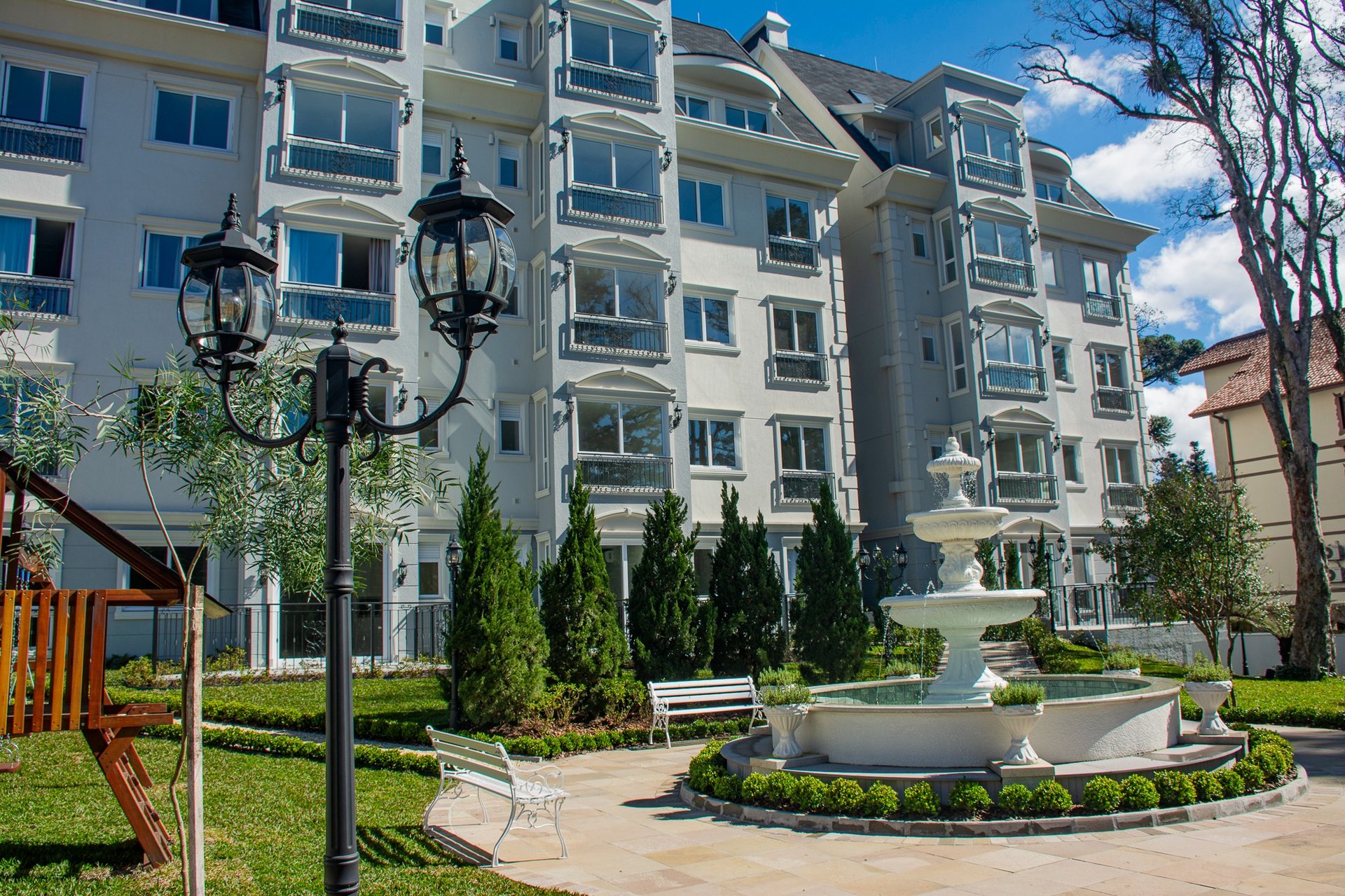 gray computer monitor