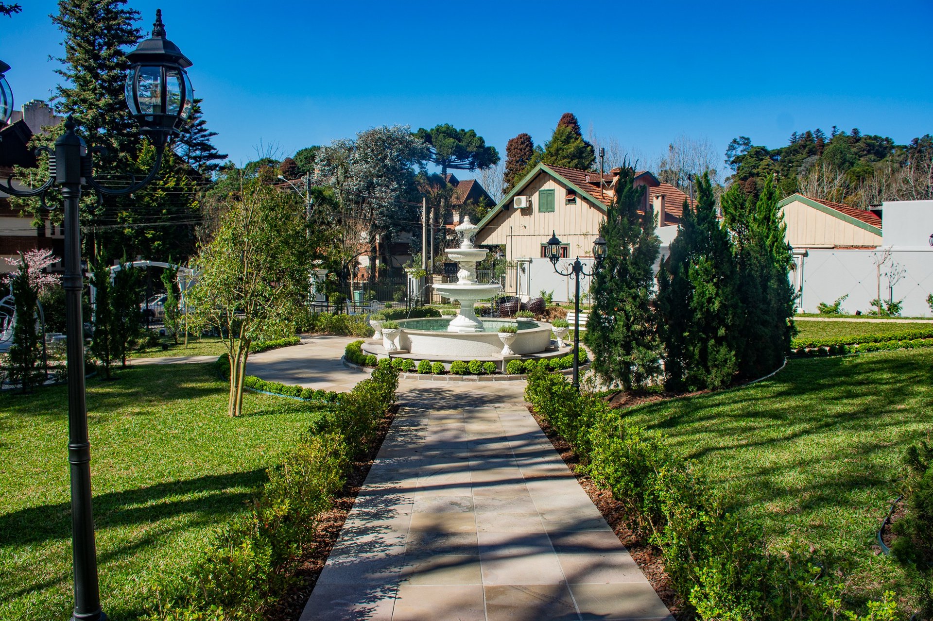 gray computer monitor