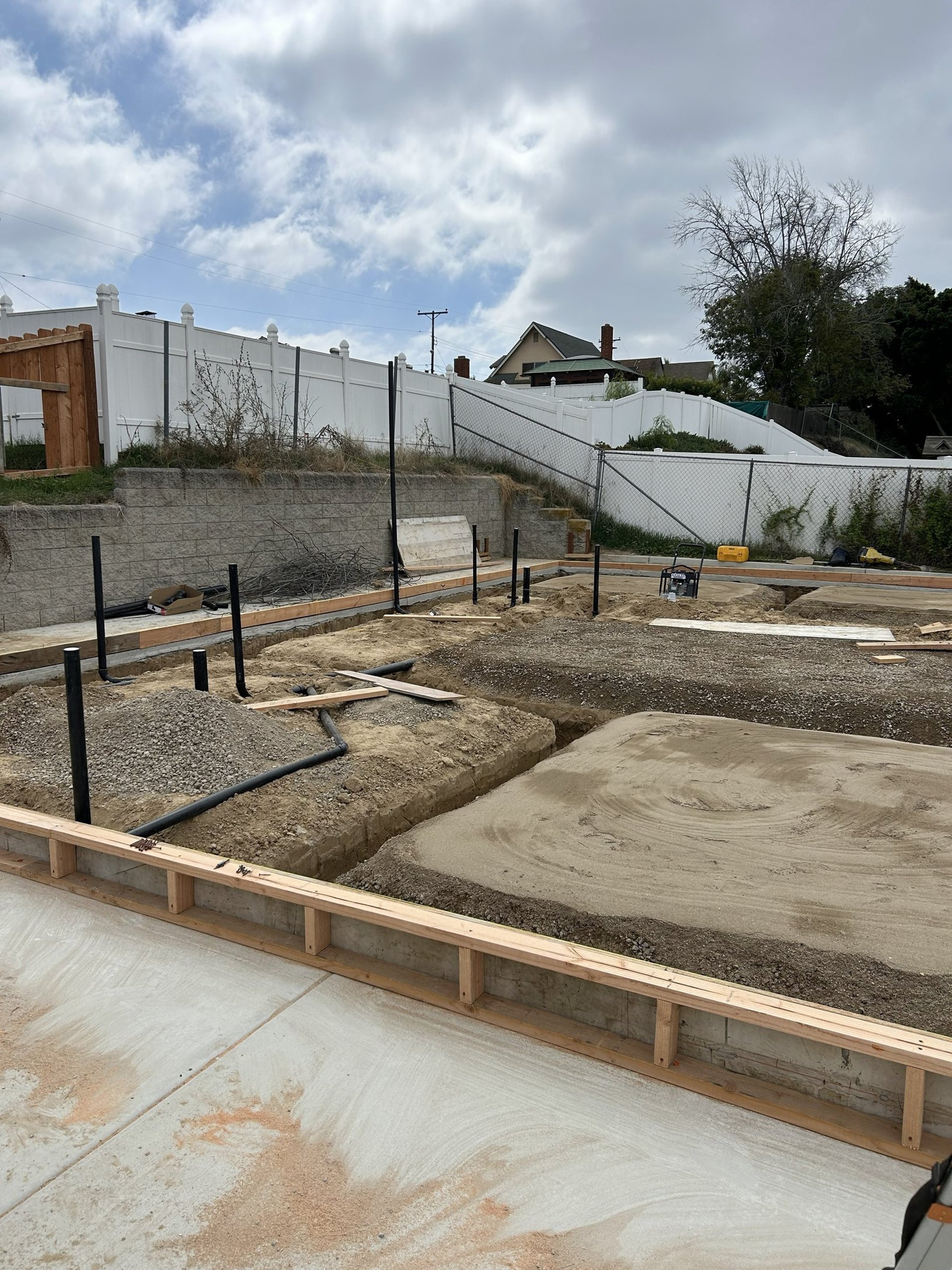 gray computer monitor