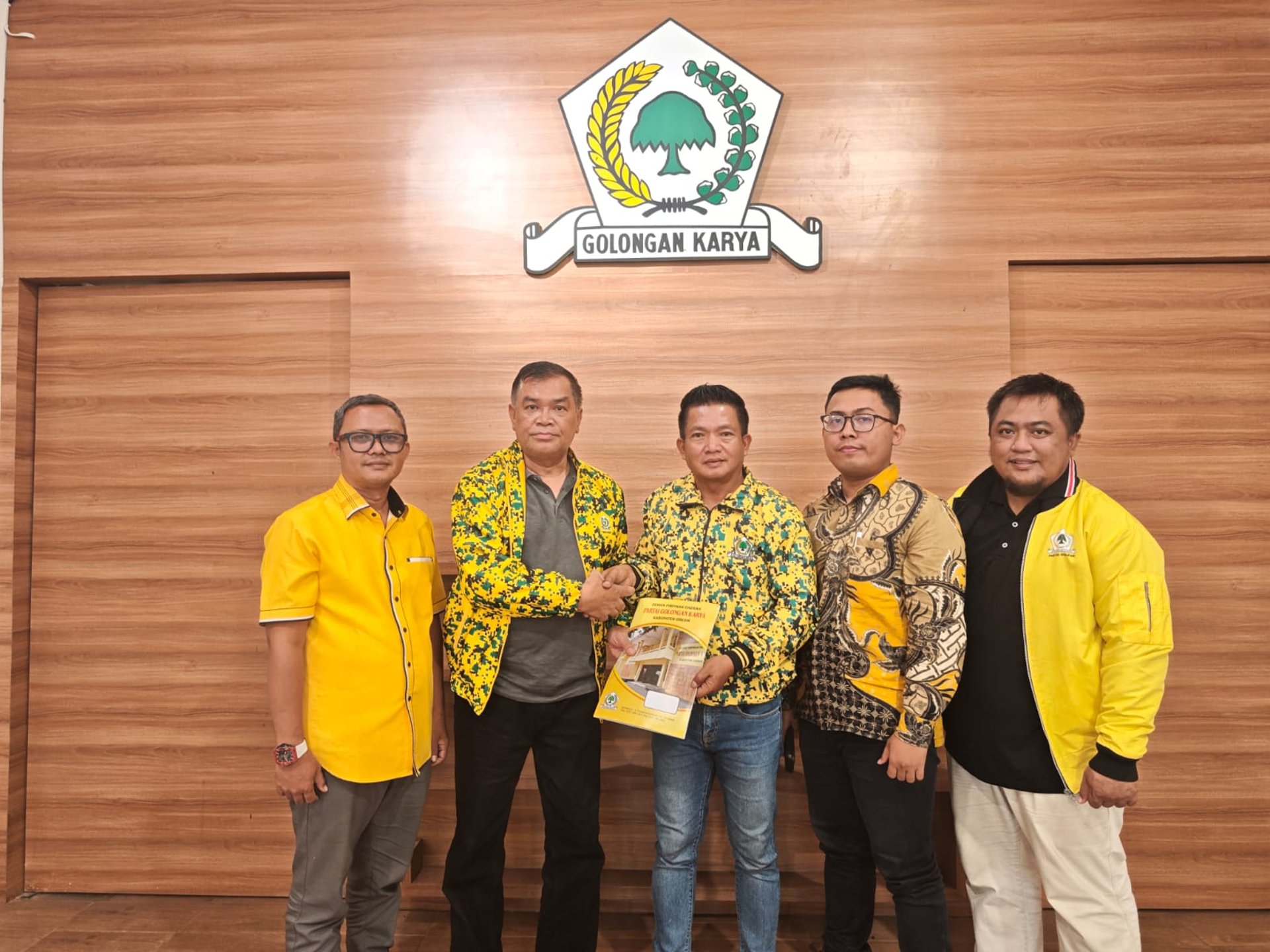 gray computer monitor